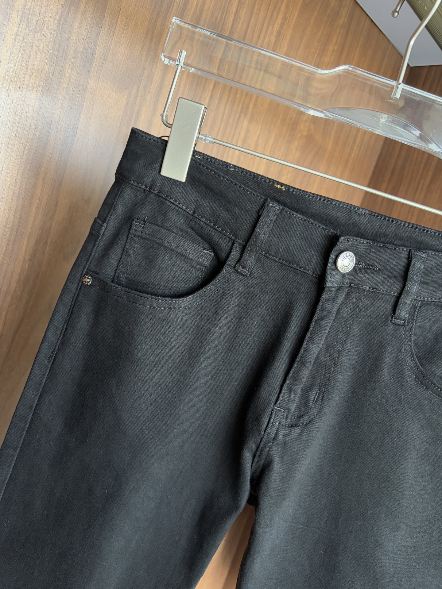 Luxurious Custom Water-Washed Jeans with Top-Level Embroidery and Hardware Accelerator - 图片 6
