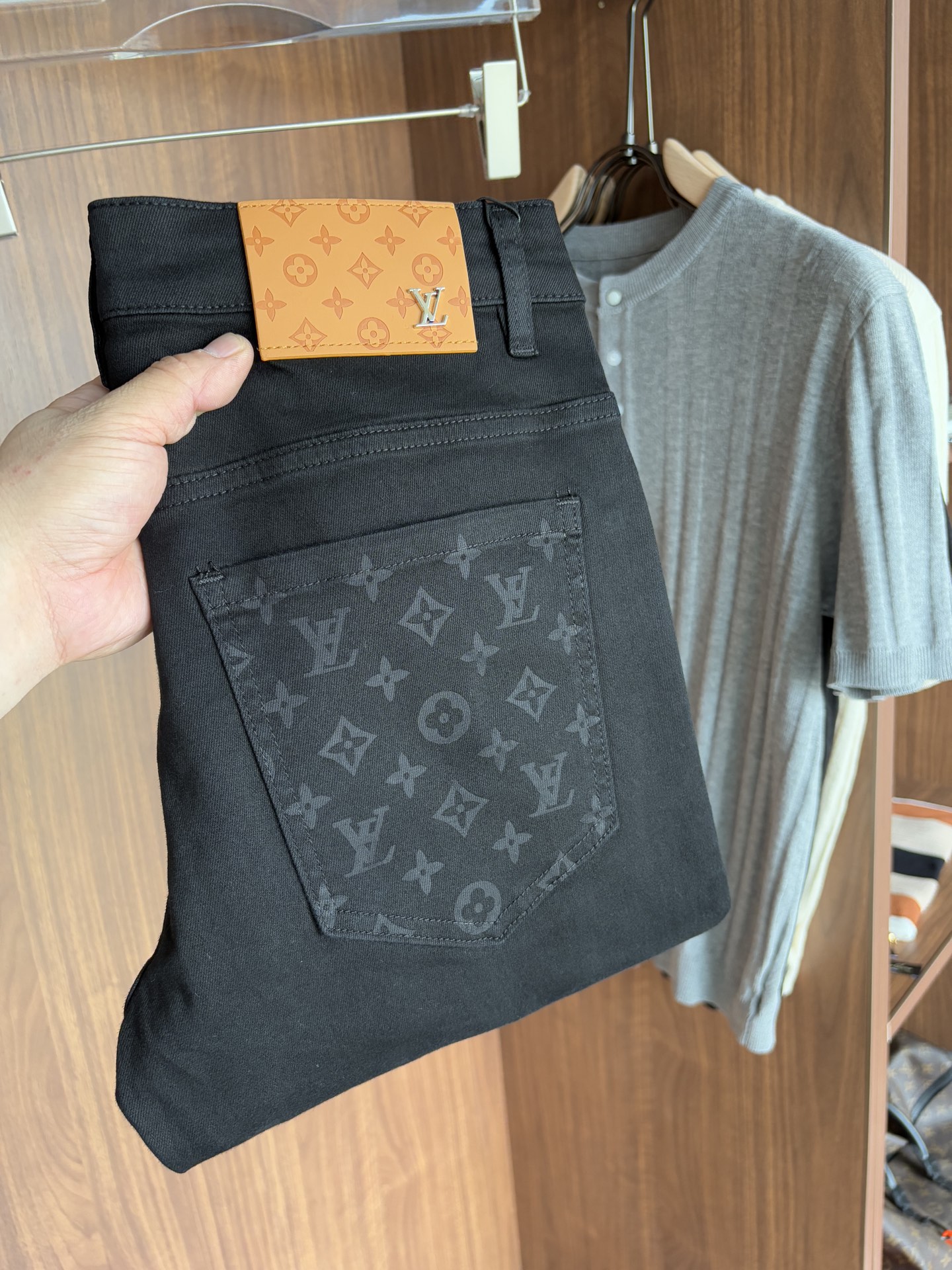 Luxurious Custom Water-Washed Jeans with Top-Level Embroidery and Hardware Accelerator - 图片 1