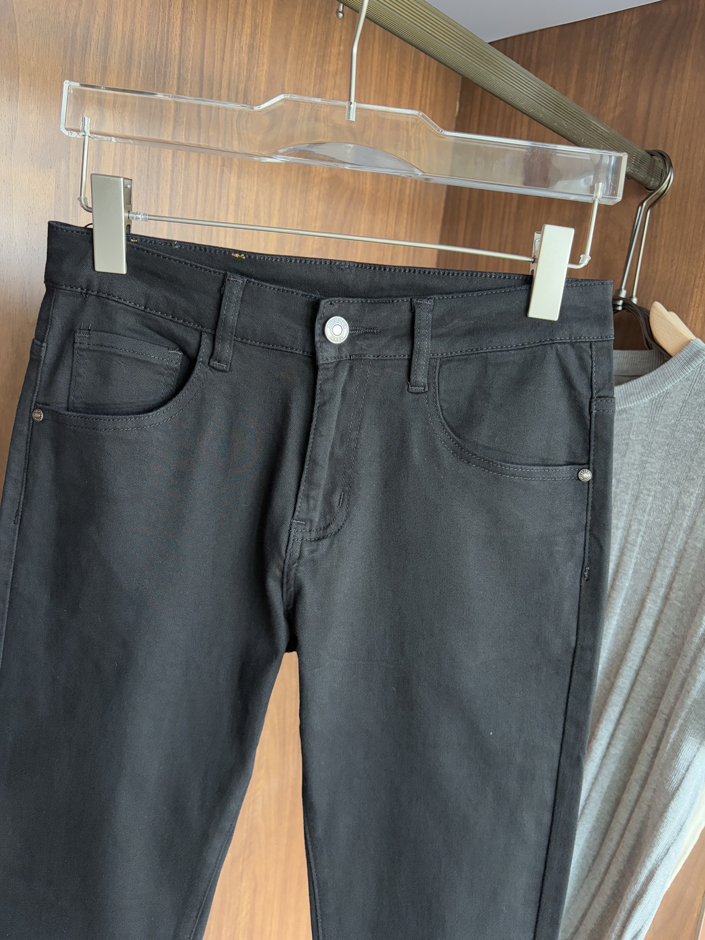 Luxurious Custom Water-Washed Jeans with Top-Level Embroidery and Hardware Accelerator - 图片 4