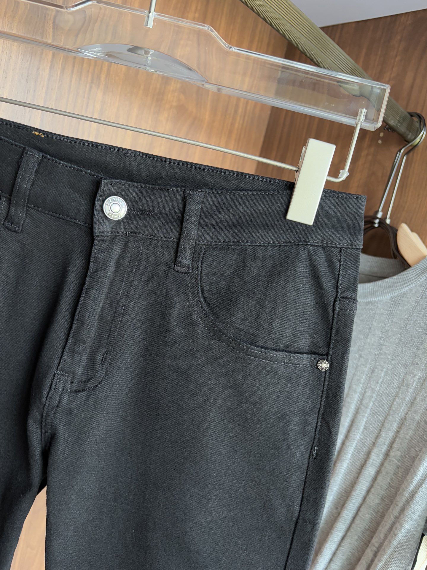 Luxurious Custom Water-Washed Jeans with Top-Level Embroidery and Hardware Accelerator - 图片 5