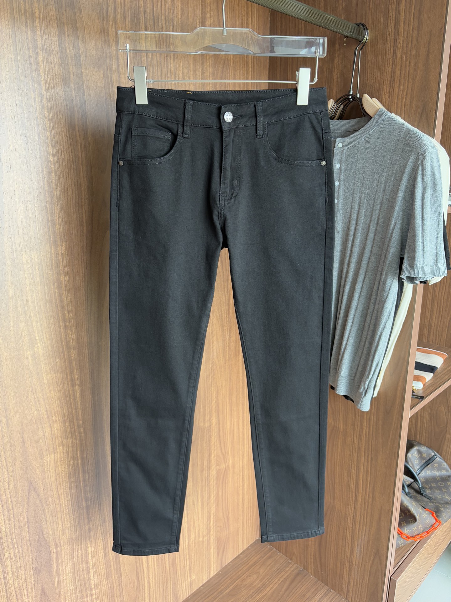 Luxurious Custom Water-Washed Jeans with Top-Level Embroidery and Hardware Accelerator - 图片 2