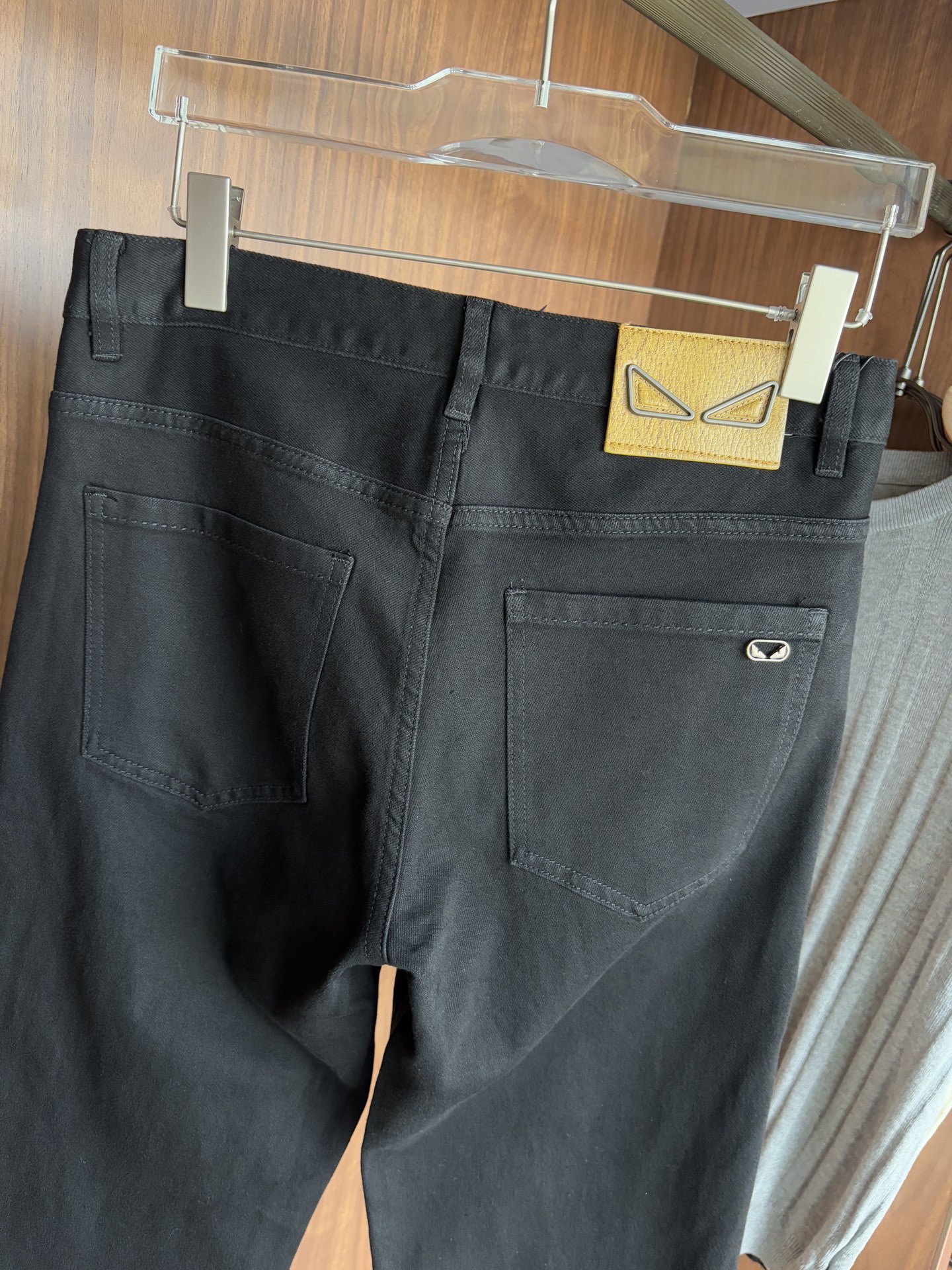 Luxurious Custom Water-Washed Jeans with Top-Level Embroidery and Unique Design - 图片 8