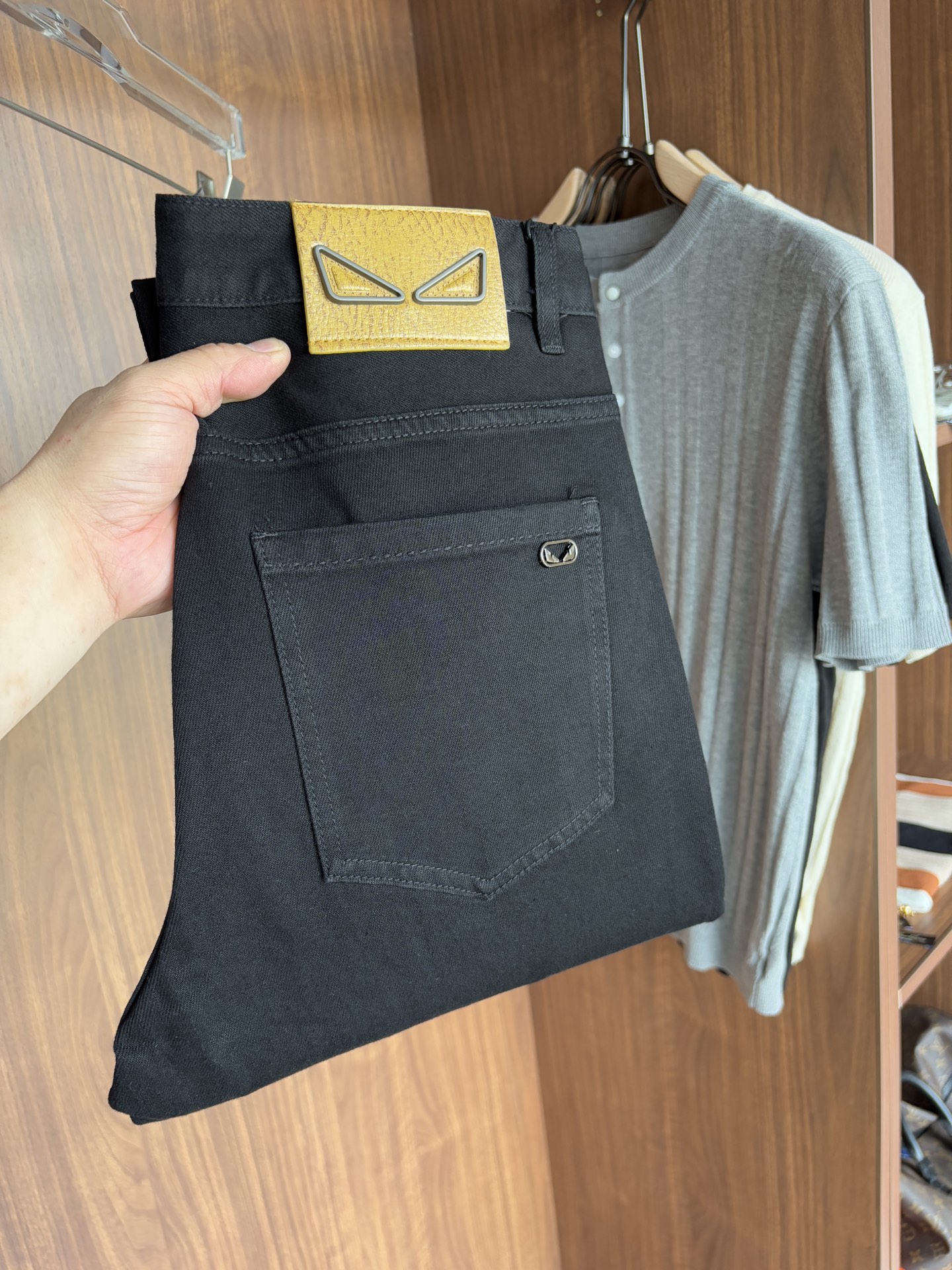 Luxurious Custom Water-Washed Jeans with Top-Level Embroidery and Unique Design - 图片 1