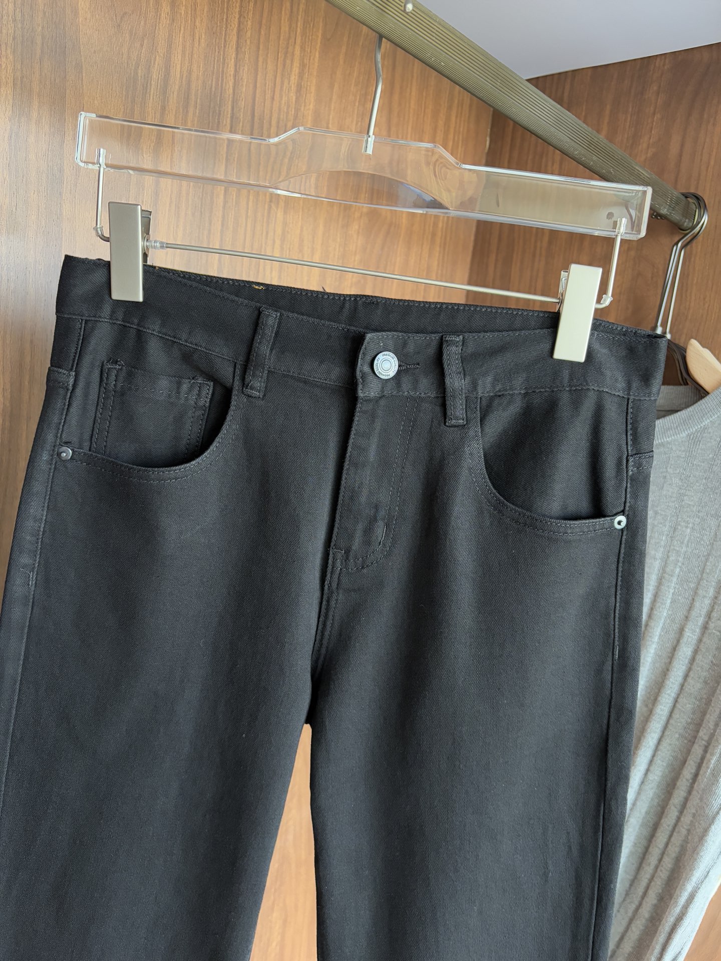 Luxurious Custom Water-Washed Jeans with Top-Level Embroidery and Unique Design - 图片 4