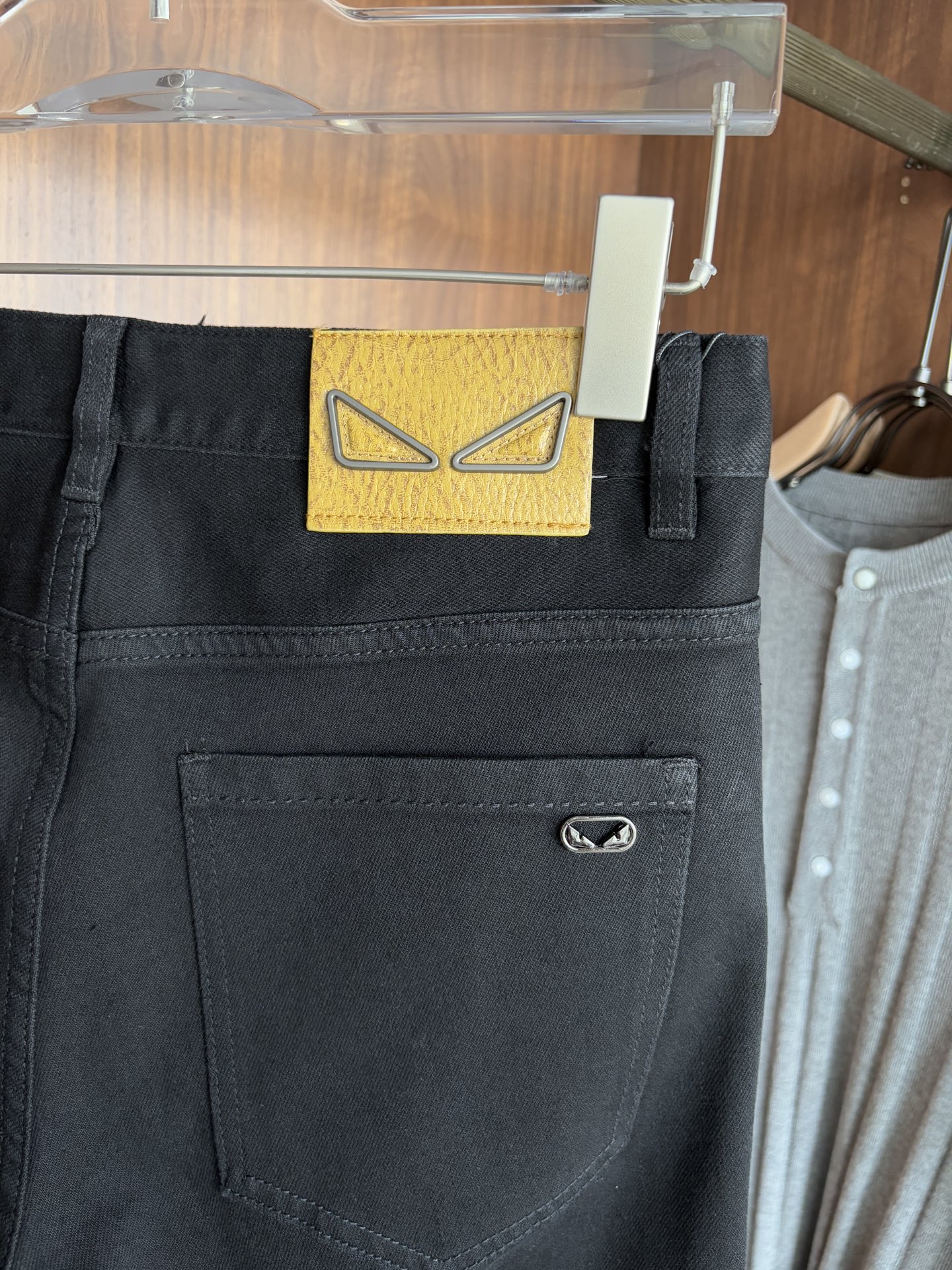 Luxurious Custom Water-Washed Jeans with Top-Level Embroidery and Unique Design - 图片 9