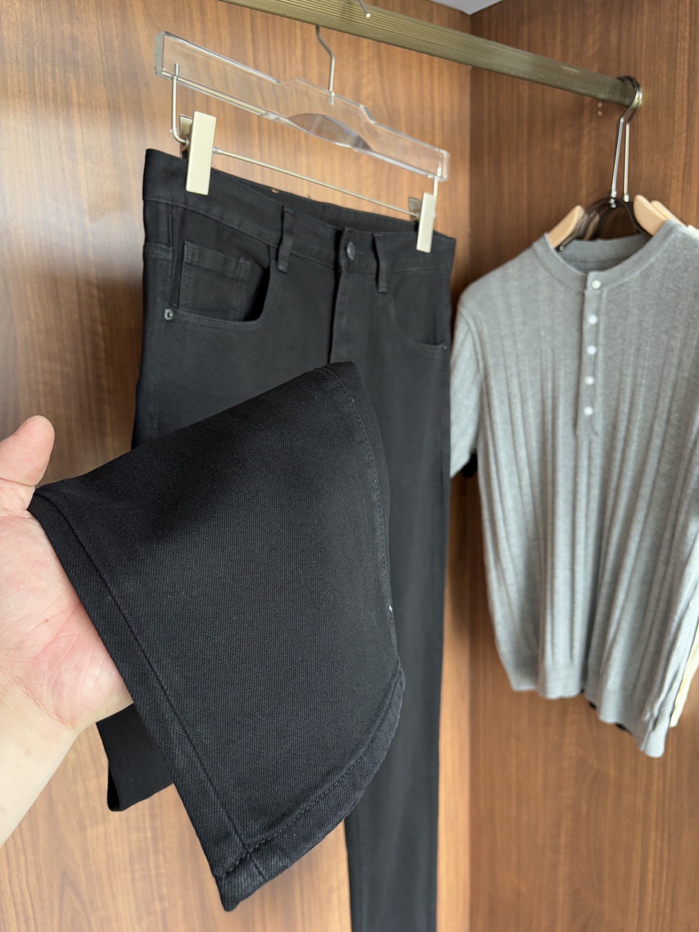 Luxurious Custom Water-Washed Jeans with Top-Level Embroidery and Unique Design - 图片 7