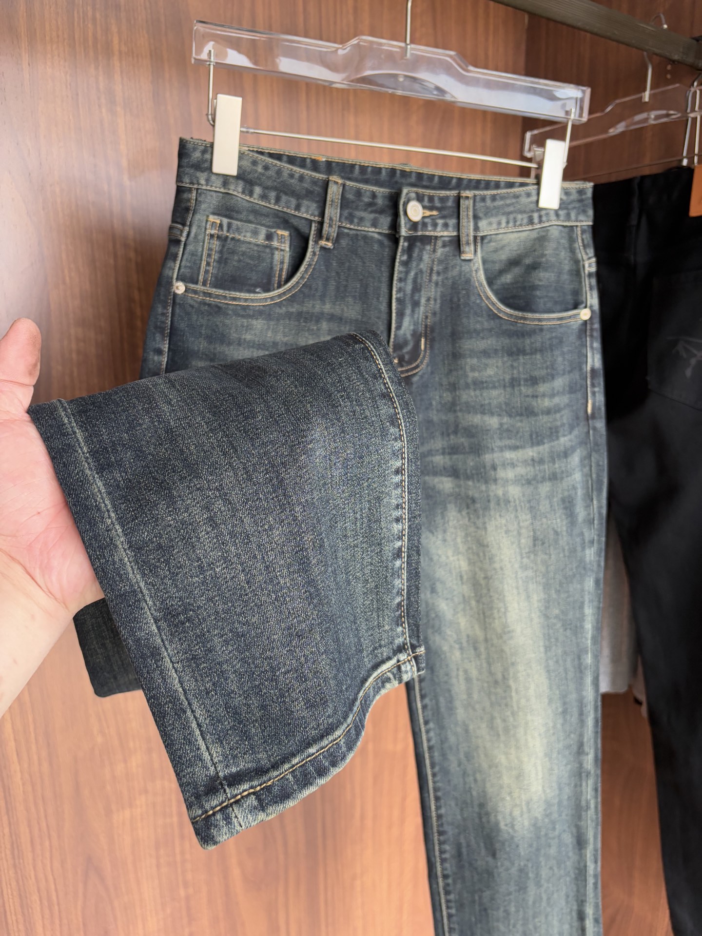 Luxurious Custom Water-Washed Jeans with Top Embroidery and AlphaLogo - 图片 7