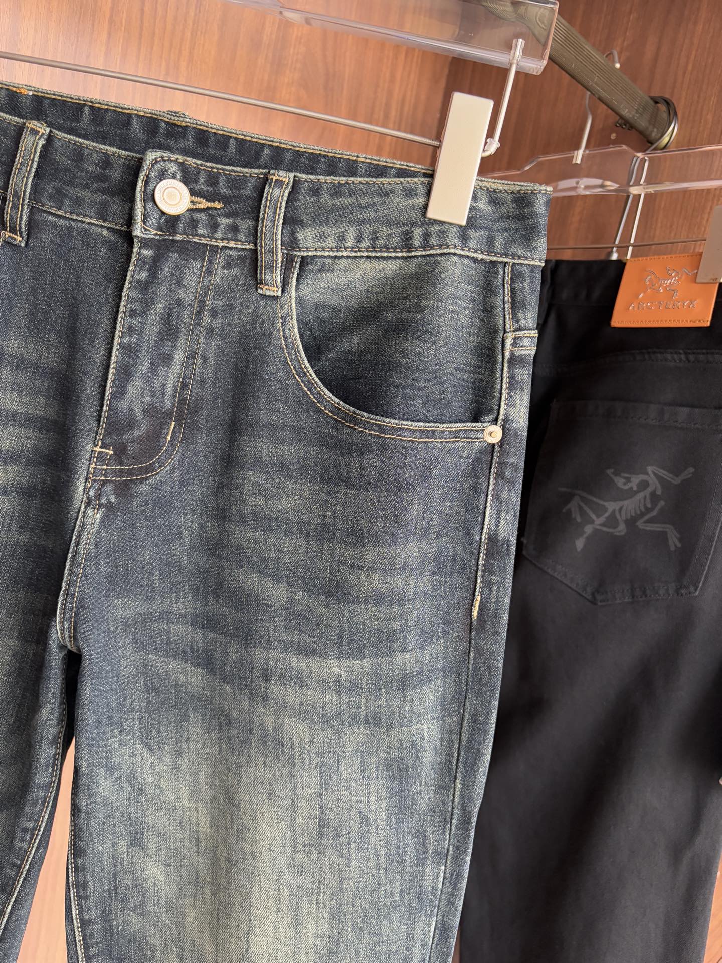 Luxurious Custom Water-Washed Jeans with Top Embroidery and AlphaLogo - 图片 5