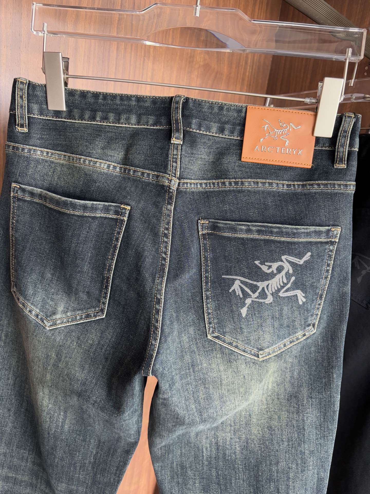 Luxurious Custom Water-Washed Jeans with Top Embroidery and AlphaLogo - 图片 8