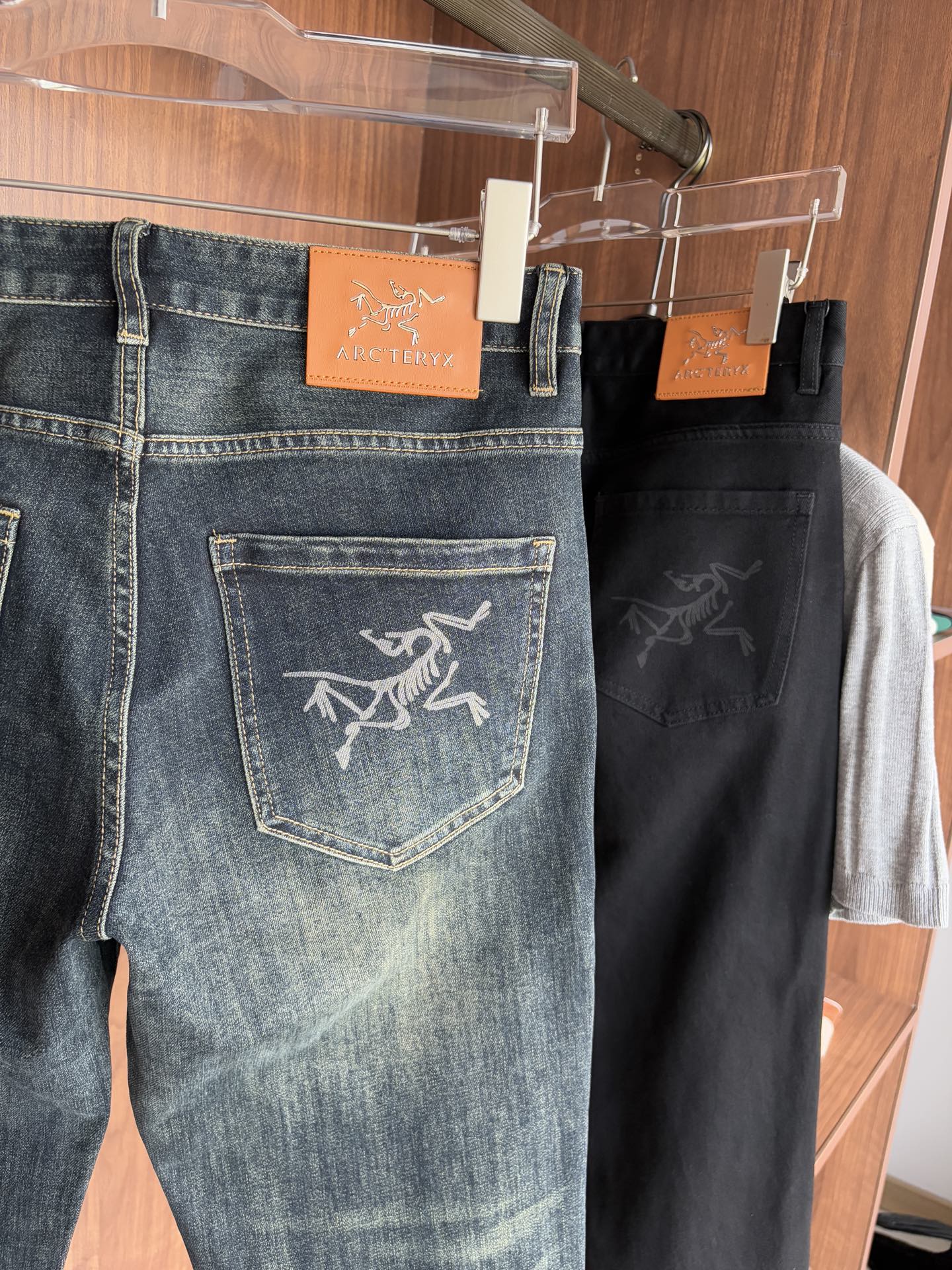 Luxurious Custom Water-Washed Jeans with Top Embroidery and AlphaLogo - 图片 9