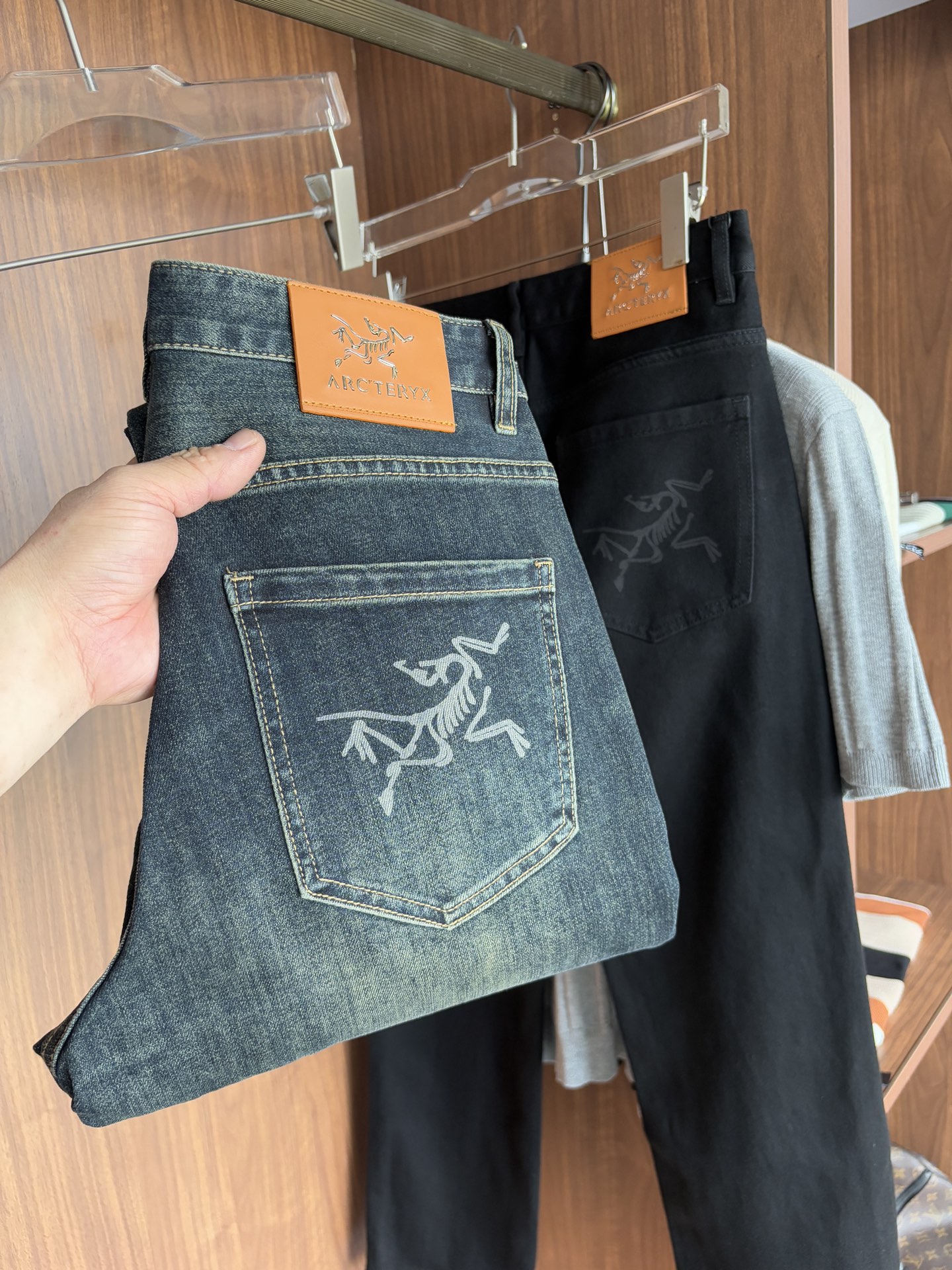 Luxurious Custom Water-Washed Jeans with Top Embroidery and AlphaLogo - 图片 1