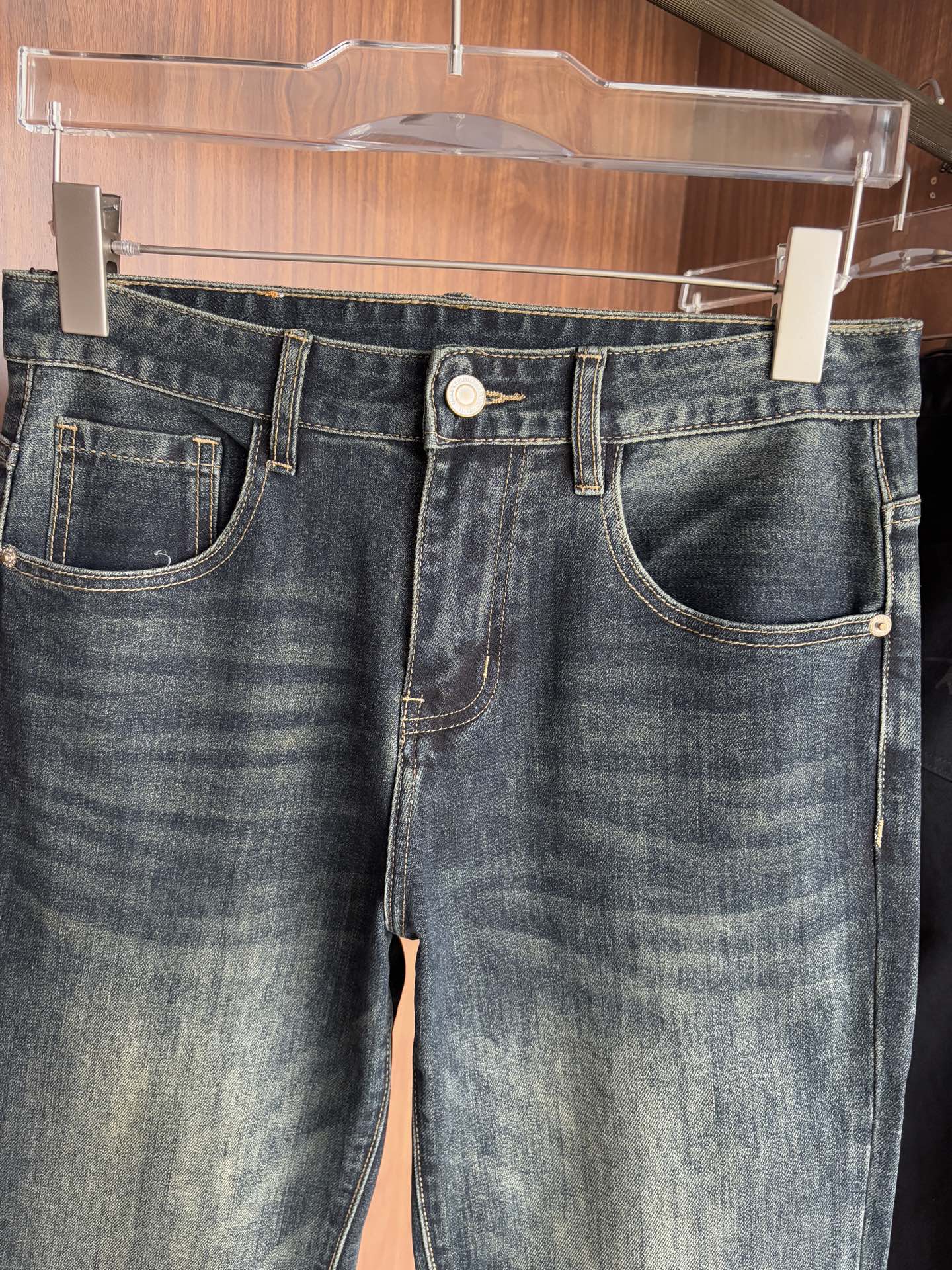 Luxurious Custom Water-Washed Jeans with Top Embroidery and AlphaLogo - 图片 4