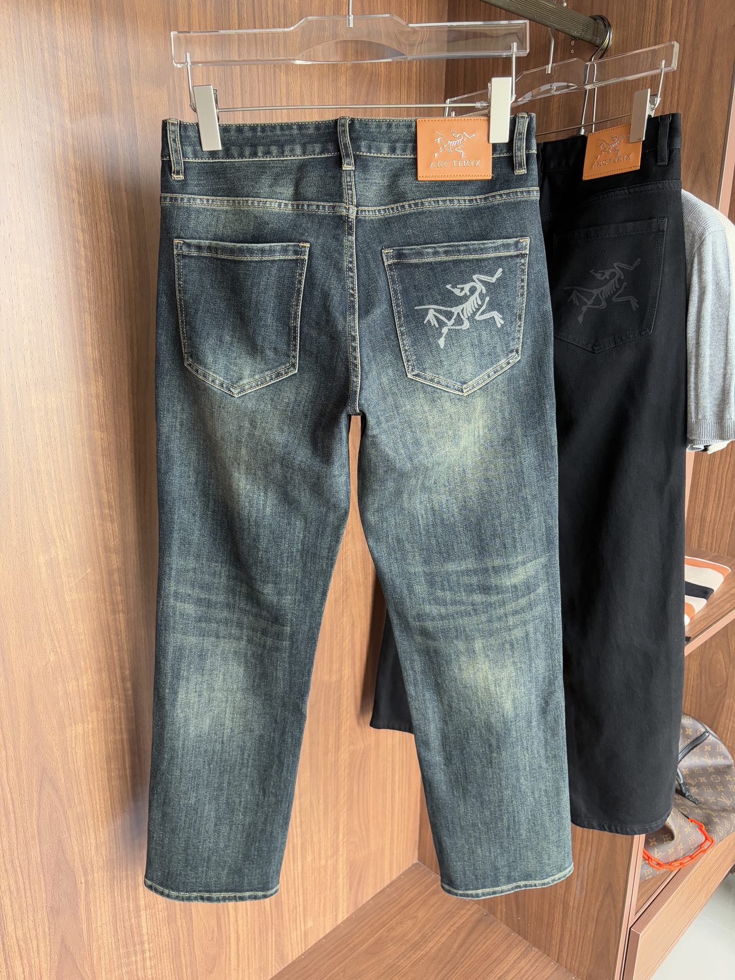 Luxurious Custom Water-Washed Jeans with Top Embroidery and AlphaLogo - 图片 3