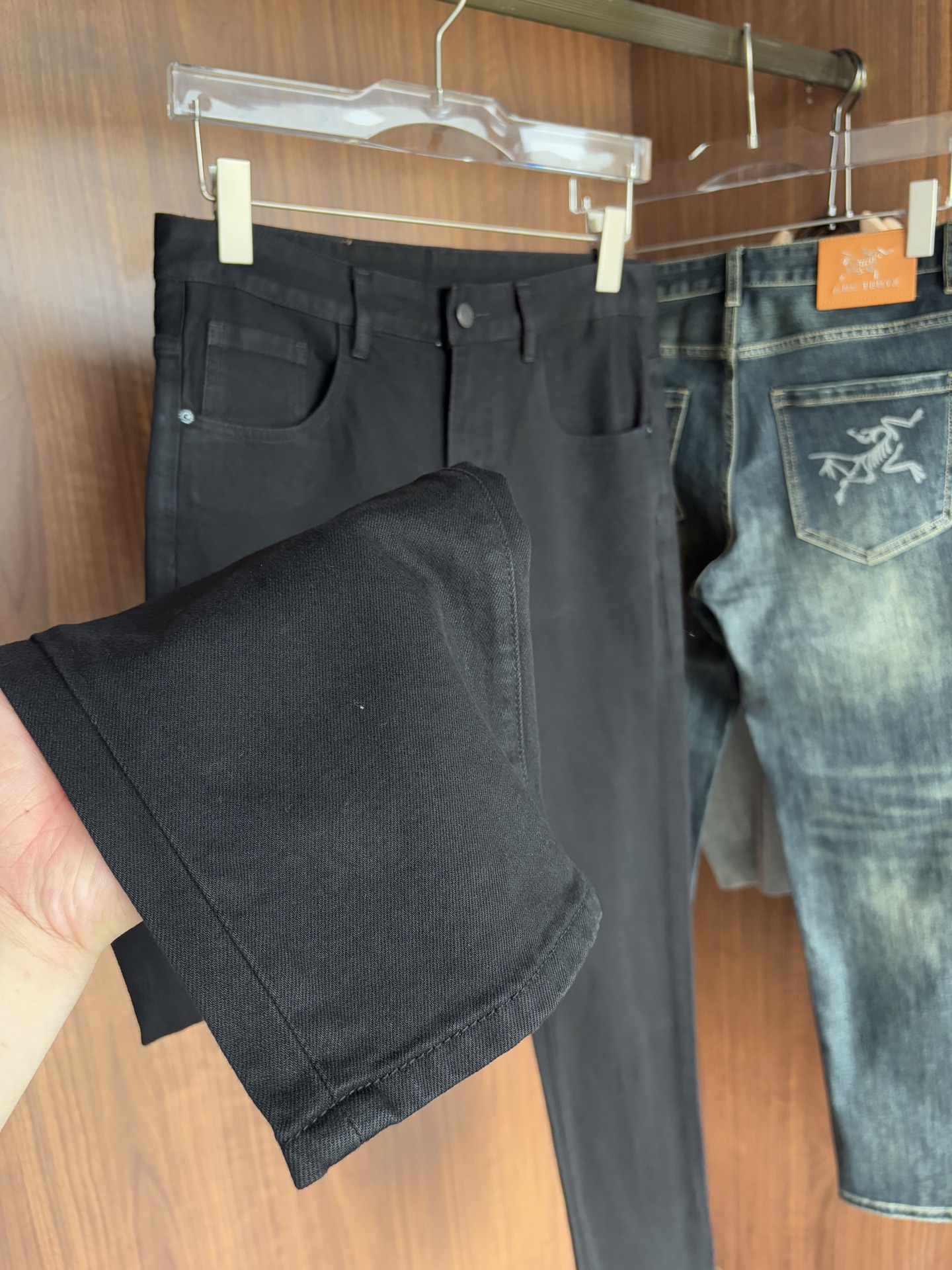 Luxurious Custom Water-Washed Jeans with Top Embroidery and Gold Detailing - 图片 7