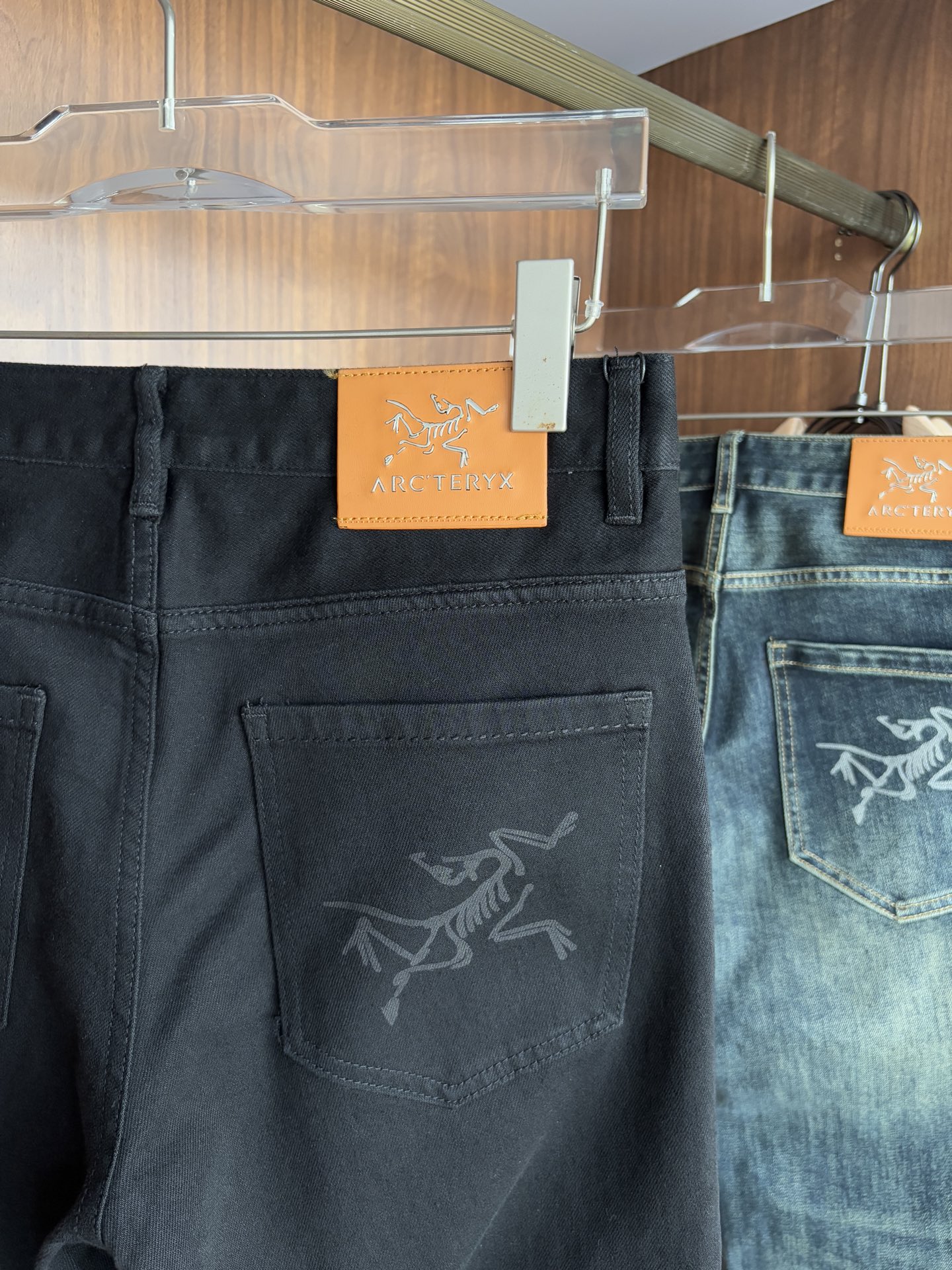 Luxurious Custom Water-Washed Jeans with Top Embroidery and Gold Detailing - 图片 9