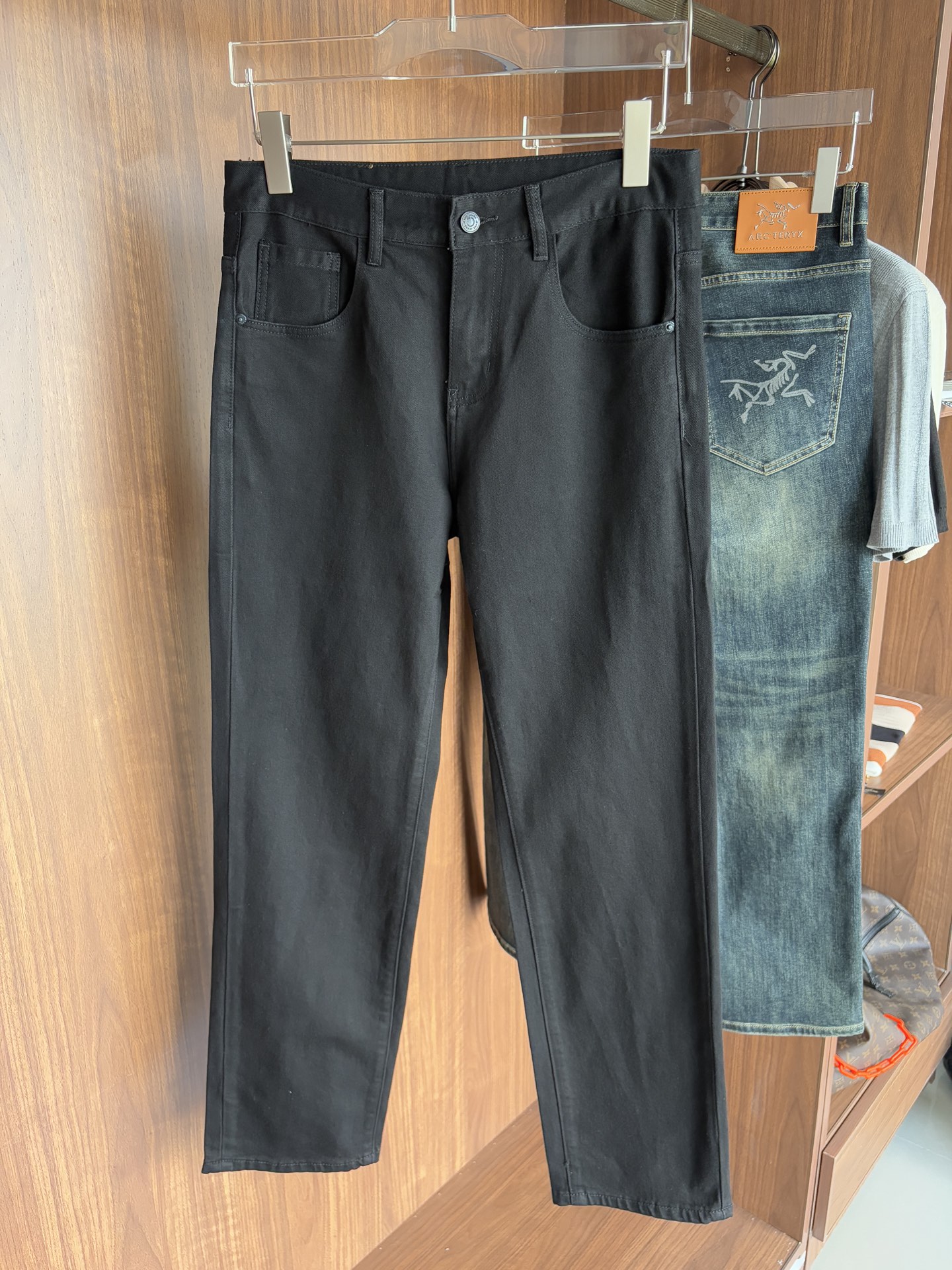Luxurious Custom Water-Washed Jeans with Top Embroidery and Gold Detailing - 图片 2