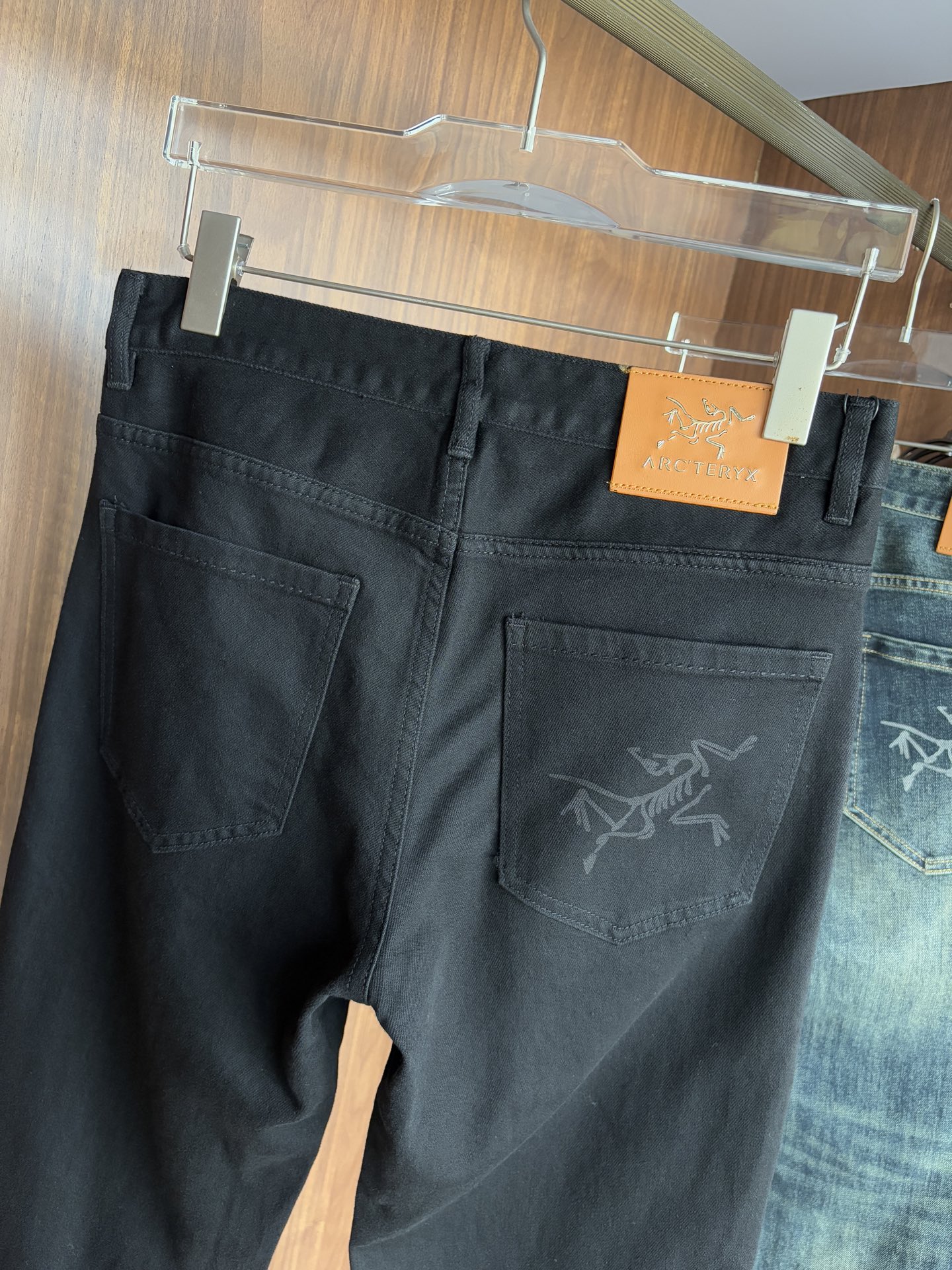 Luxurious Custom Water-Washed Jeans with Top Embroidery and Gold Detailing - 图片 8