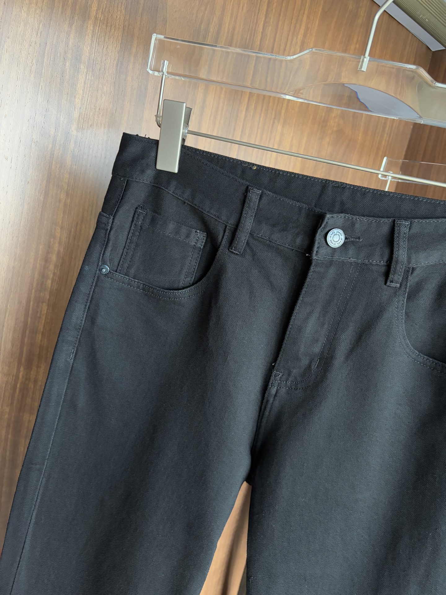 Luxurious Custom Water-Washed Jeans with Top Embroidery and Gold Detailing - 图片 5
