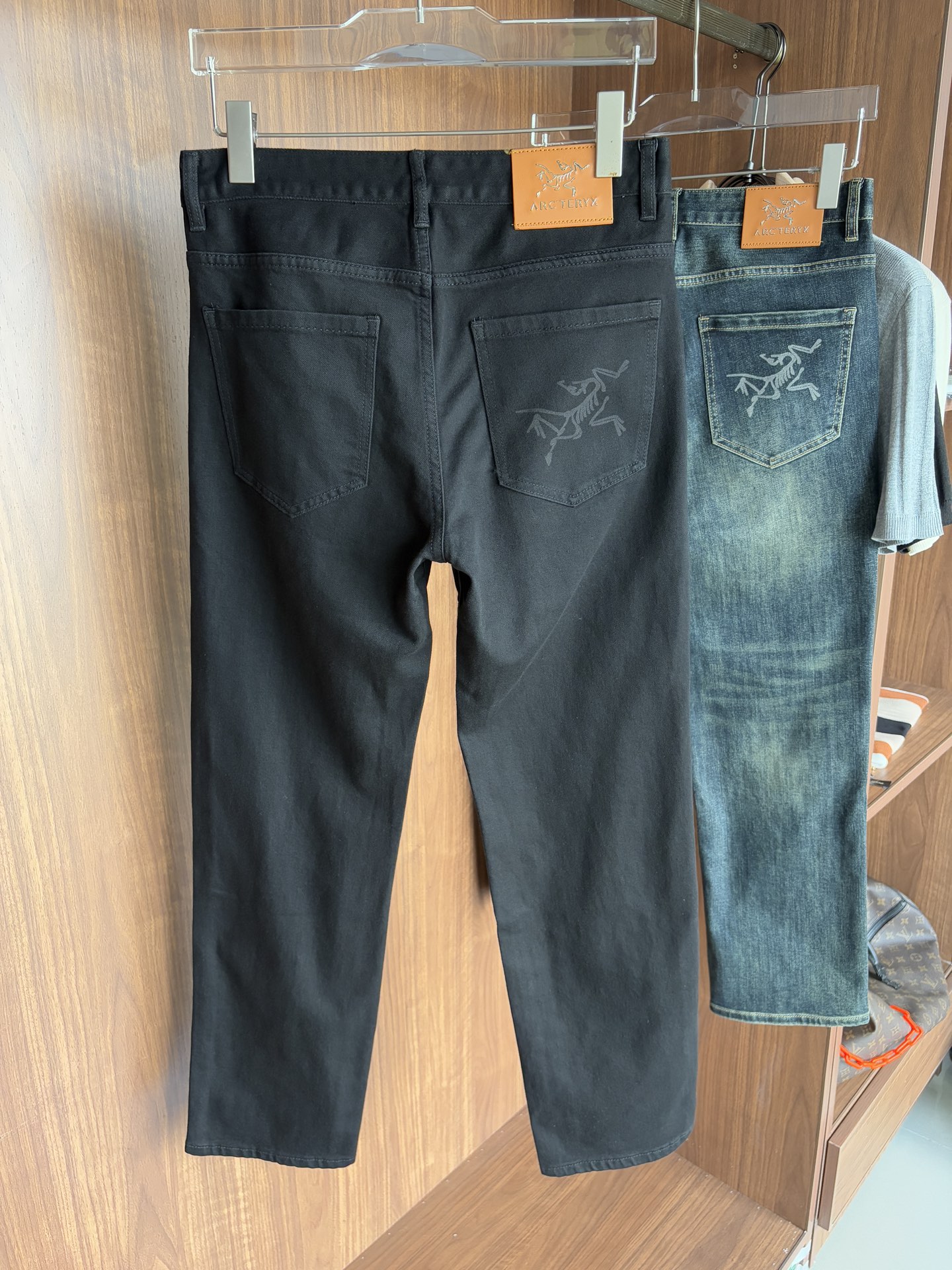 Luxurious Custom Water-Washed Jeans with Top Embroidery and Gold Detailing - 图片 3