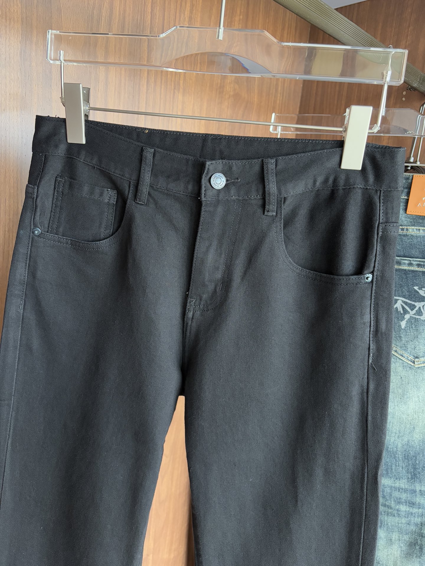 Luxurious Custom Water-Washed Jeans with Top Embroidery and Gold Detailing - 图片 4