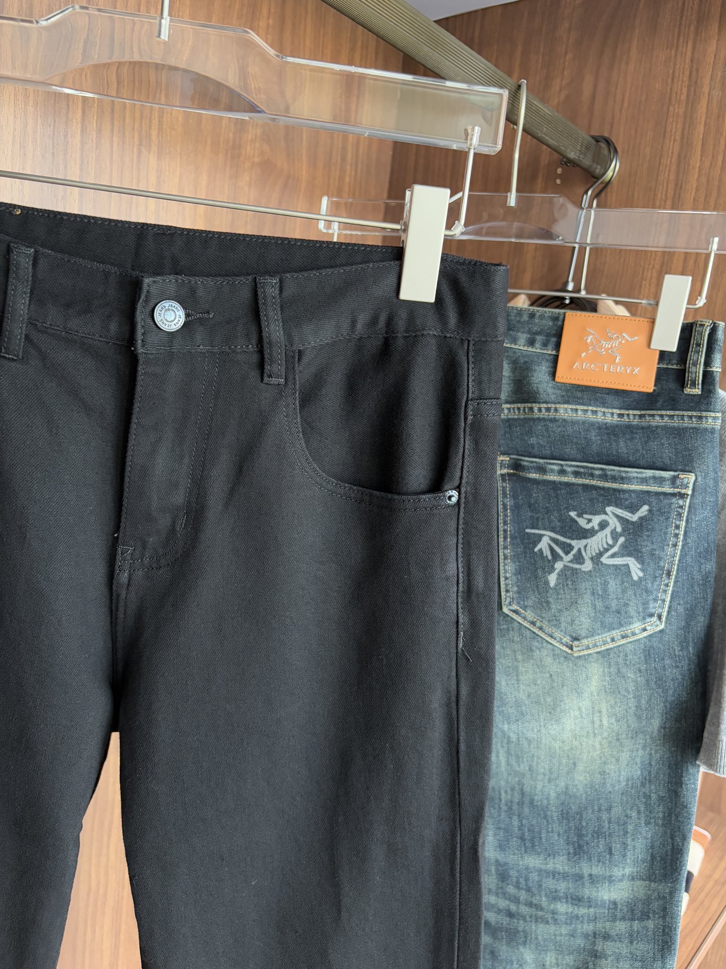 Luxurious Custom Water-Washed Jeans with Top Embroidery and Gold Detailing - 图片 6