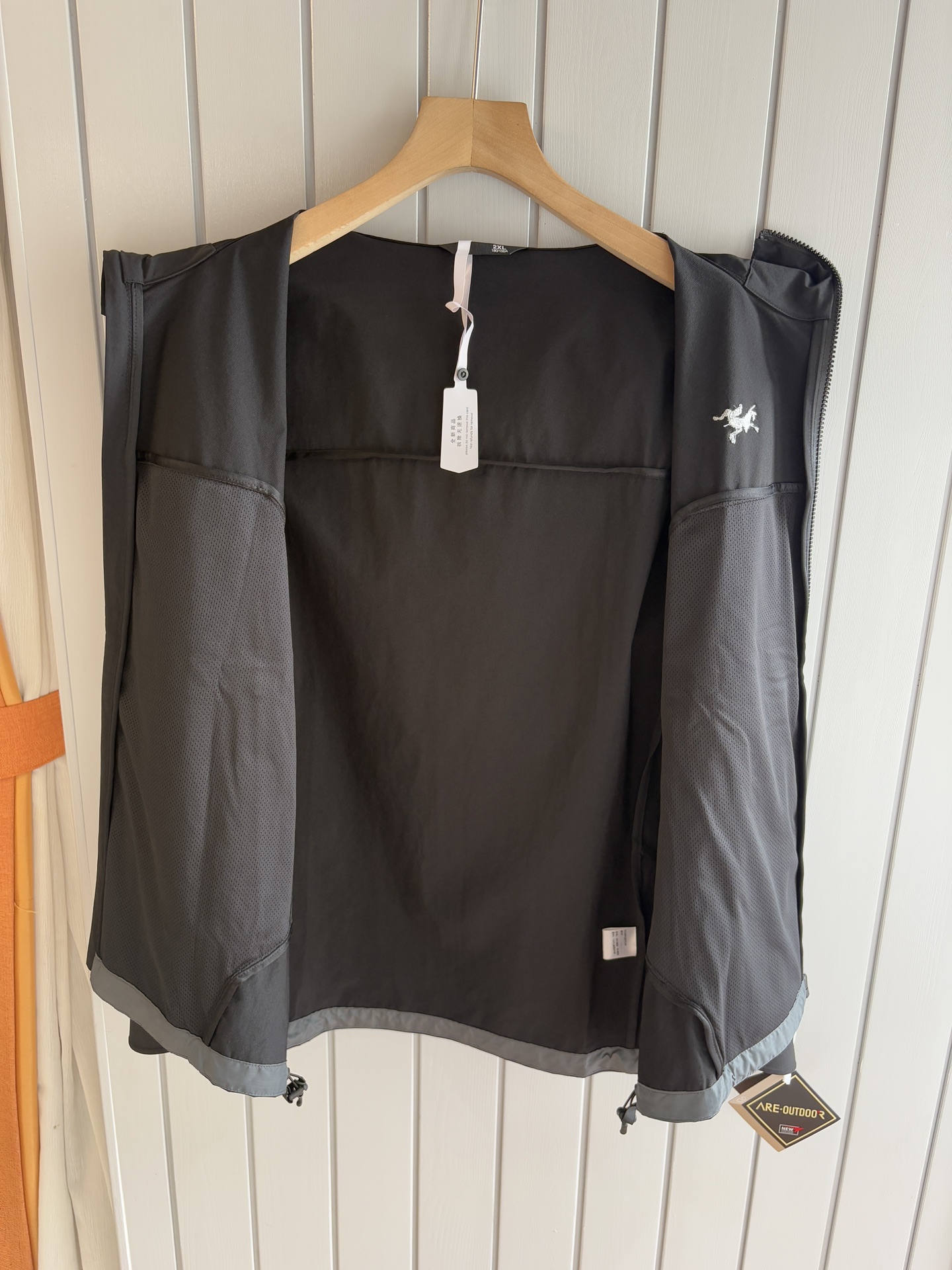 爆款 顶配 Beta SL冲锋衣是一款专为户外探险设计的高性能外套。采用GORE-TEX 面料。具备卓越