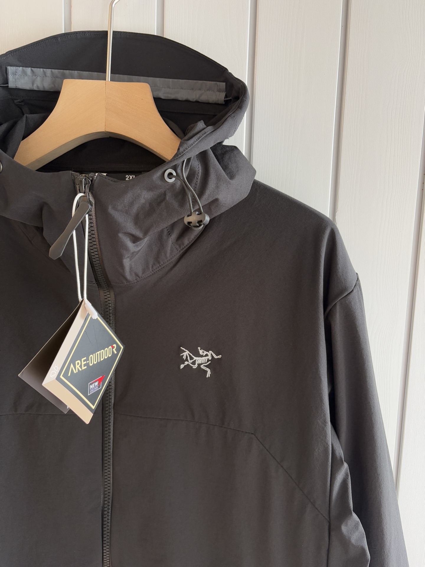 爆款 顶配 Beta SL冲锋衣是一款专为户外探险设计的高性能外套。采用GORE-TEX 面料。具备卓越