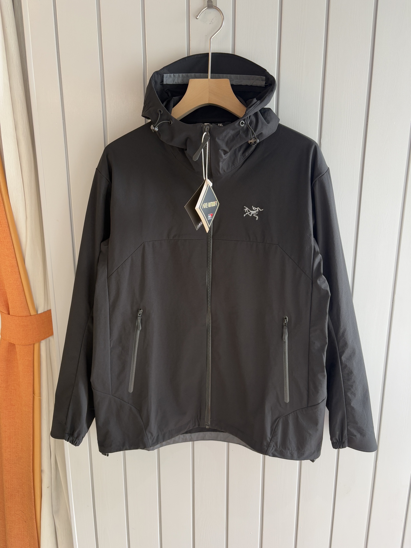 NO:456043,Top-up Beta SL jacket is a high-performance jacket designed for outdoor adventure. It is made of GORE-TEX fabric. It has excellent waterproof and breathable properties to ensure that it remains dry and comfortable in bad weather. Its high-quality design makes it easy to carry and is ideal for long-term hiking and traveling. The new Beta SL color is not only fashionable and eye-catching, but also increases visibility during outdoor activities and improves safety. The unique StormHood hood design provides comprehensive head protection without affecting the field of view. The underarm zipper design enhances breathability and prevents overheating. Whether it is mountaineering, hiking or daily commuting, the Archaeoptera Beta SL Sequoia jacket is an indispensable choice for you. Color black; green Size L-4XL, arc'teryx, jackets & coats,hats,alexander  wang19860909爆款 顶配 Beta SL冲锋衣是一款专为户外探险设计的高性能外套. 采用GORE-TEX 面料. 具备卓越的防水透气性能,确保在恶劣天气下依然保持干爽舒适. 其高质量设计使其便于携带,非常适合长时间的徒步和旅行. Beta SL新色不仅时尚亮眼,还增加了户外活动中的可见性,提升安全性.独特的 StormHood帽兜设计,提供全面的头部保护,同时不影响视野. 腋下拉链设计增强了透气性,防止过热.无论是登山、徒步还是日常通勤,始祖鸟Beta SL红杉色冲锋衣都是您不可或缺的理想选择. 颜色黑色；绿色 尺码L-4XL,arc'teryx,jackets & coats,hats,alexander wang,Men's clothing