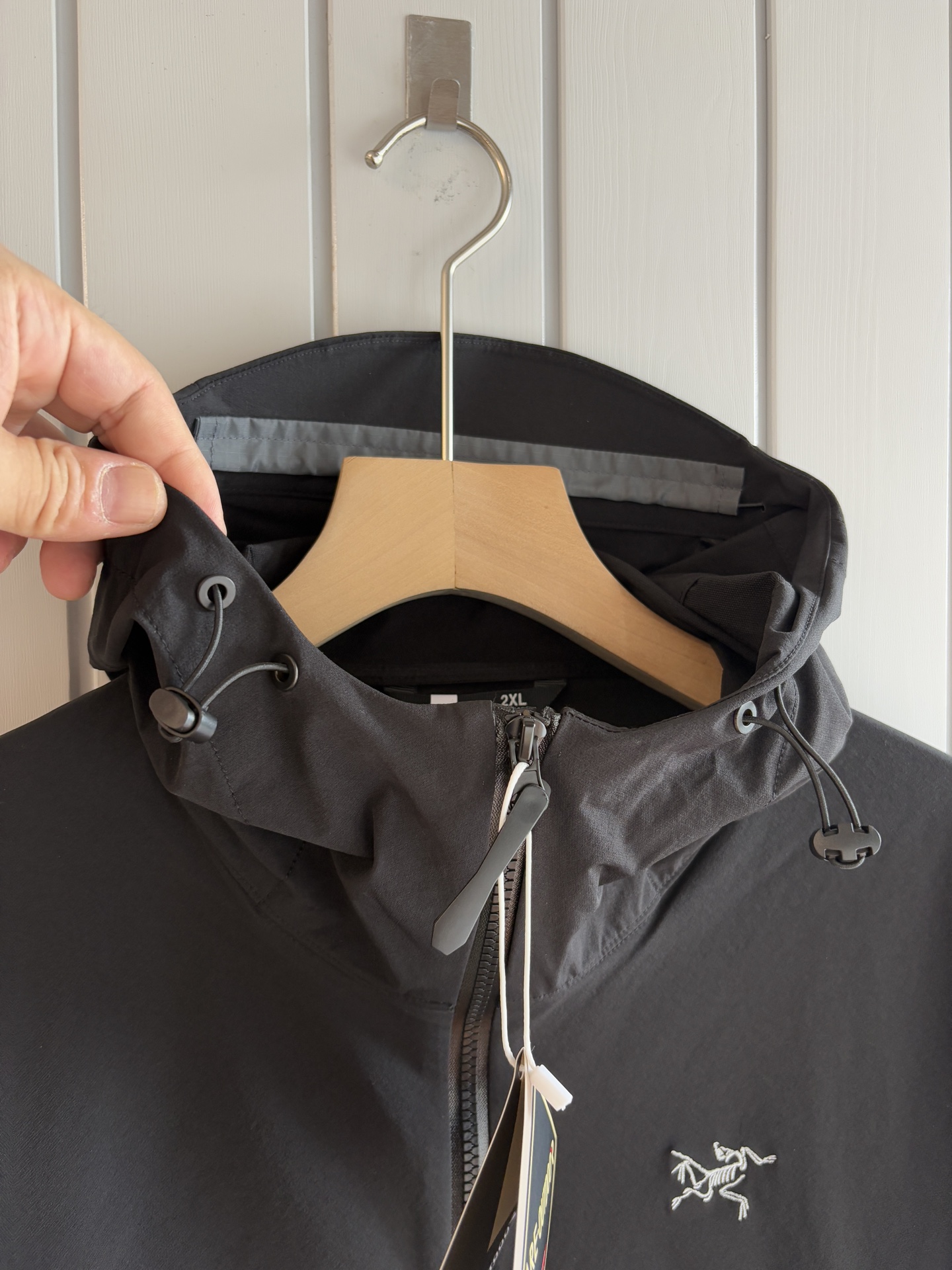 爆款 顶配 Beta SL冲锋衣是一款专为户外探险设计的高性能外套。采用GORE-TEX 面料。具备卓越