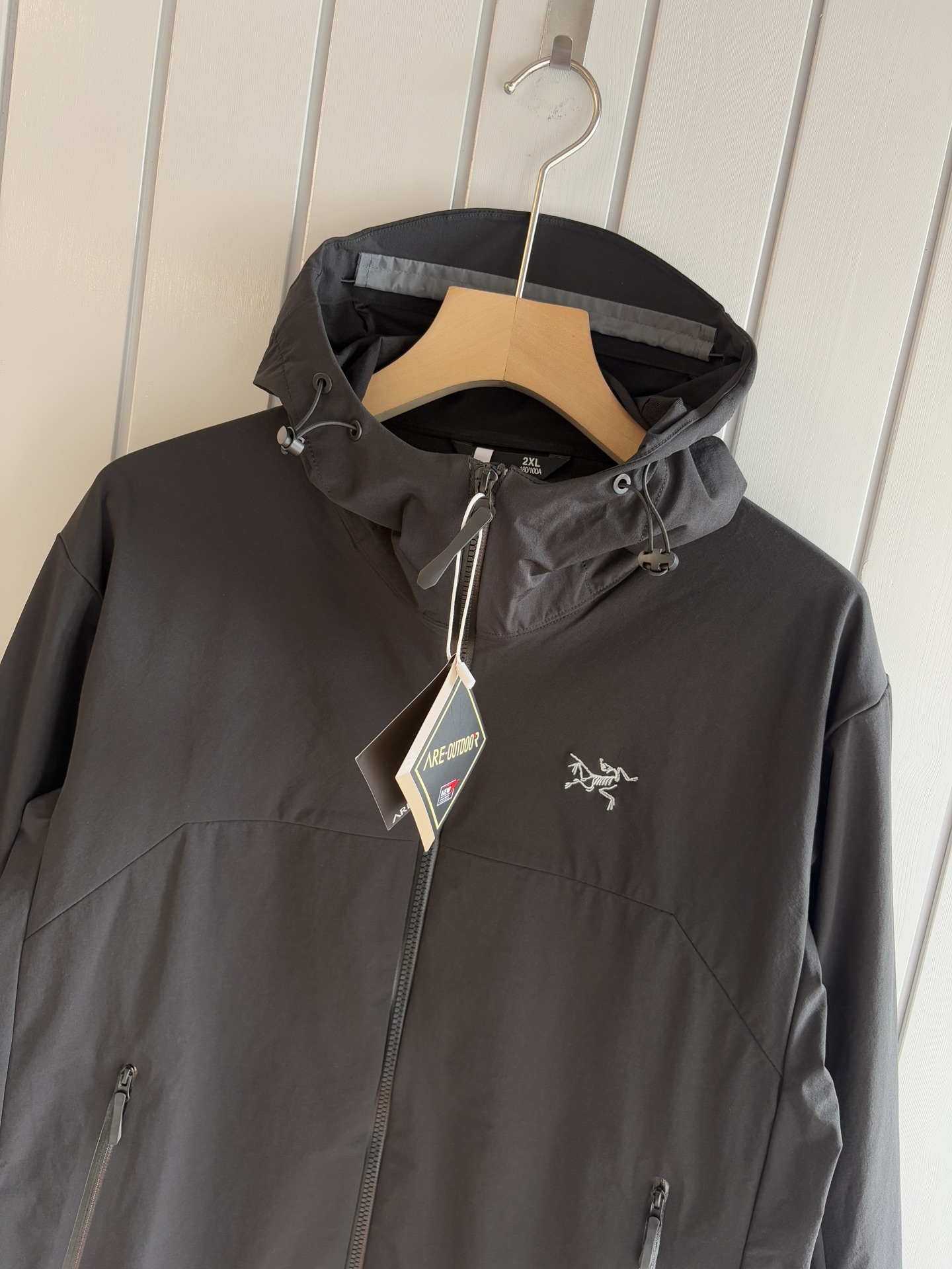 爆款 顶配 Beta SL冲锋衣是一款专为户外探险设计的高性能外套。采用GORE-TEX 面料。具备卓越