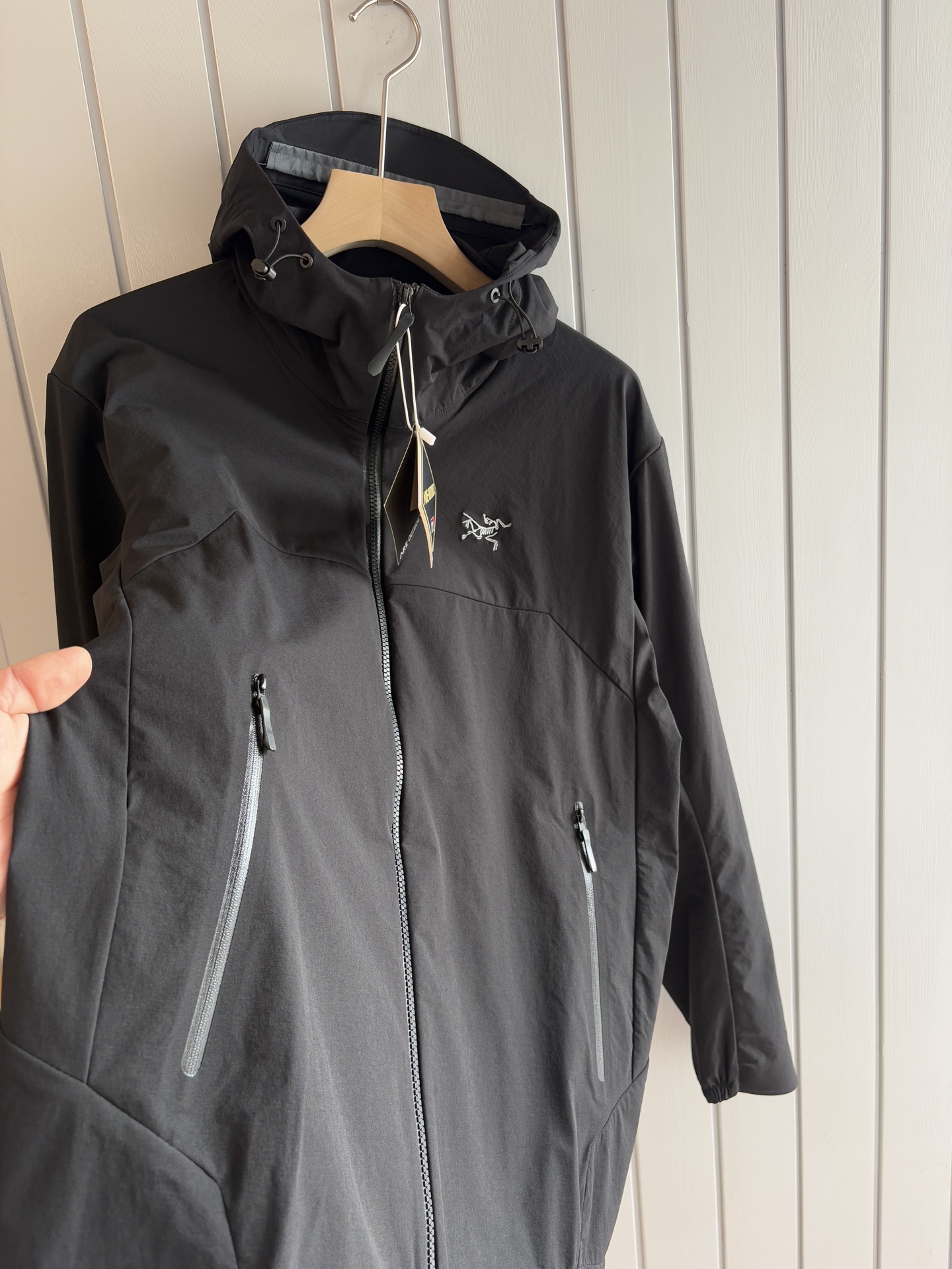 爆款 顶配 Beta SL冲锋衣是一款专为户外探险设计的高性能外套。采用GORE-TEX 面料。具备卓越