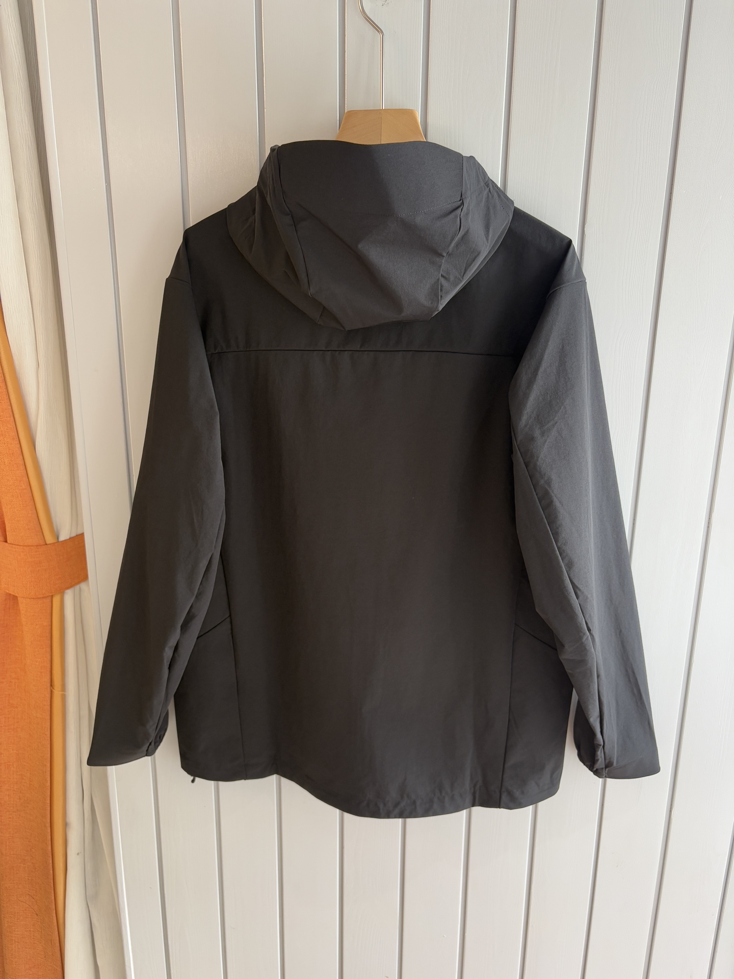 爆款 顶配 Beta SL冲锋衣是一款专为户外探险设计的高性能外套。采用GORE-TEX 面料。具备卓越