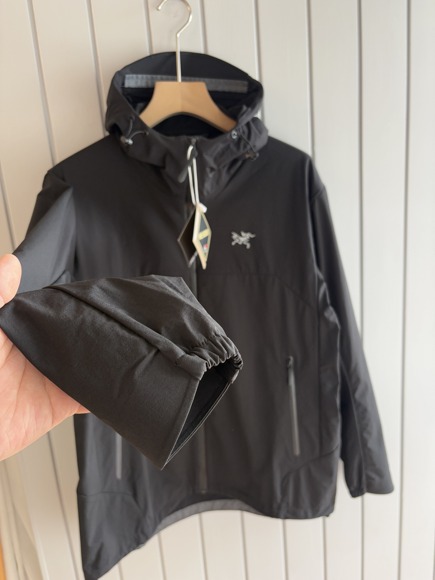 爆款 顶配 Beta SL冲锋衣是一款专为户外探险设计的高性能外套。采用GORE-TEX 面料。具备卓越