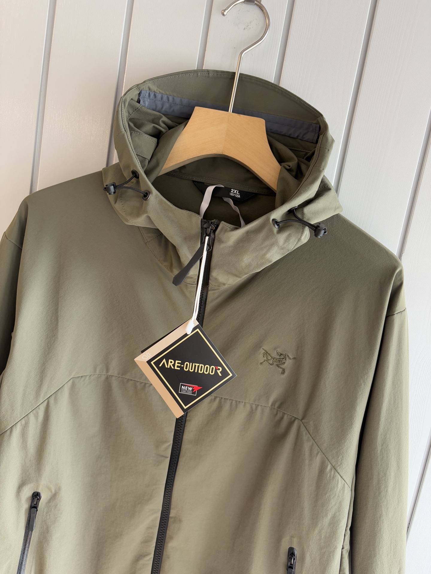 爆款 顶配 Beta SL冲锋衣是一款专为户外探险设计的高性能外套。采用GORE-TEX 面料。具备卓越