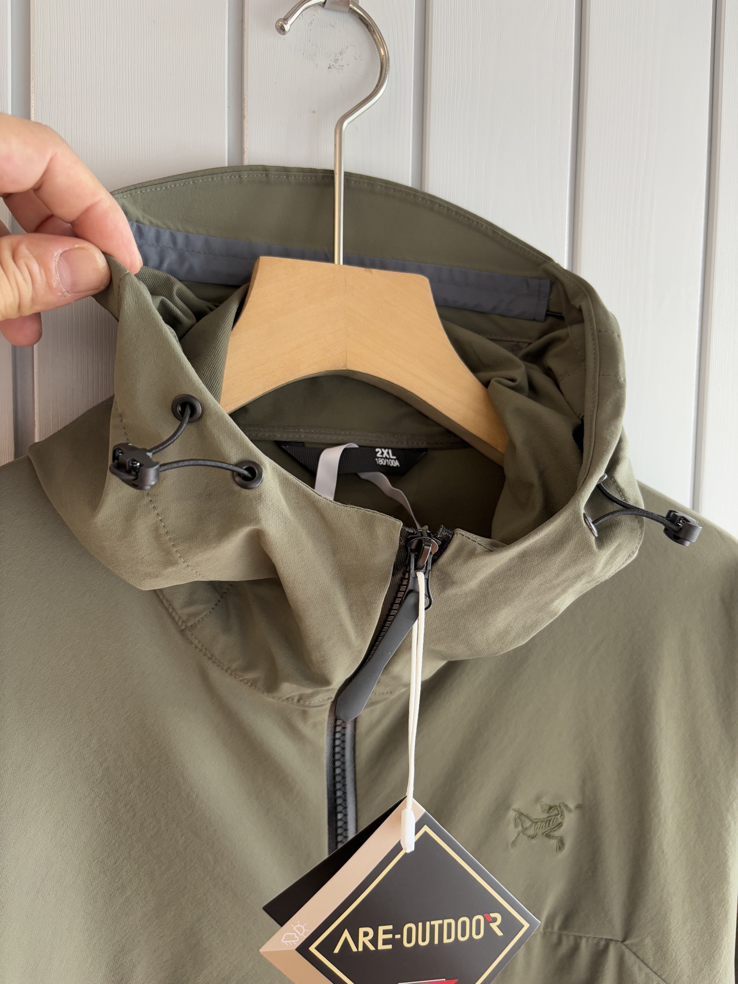 爆款 顶配 Beta SL冲锋衣是一款专为户外探险设计的高性能外套。采用GORE-TEX 面料。具备卓越