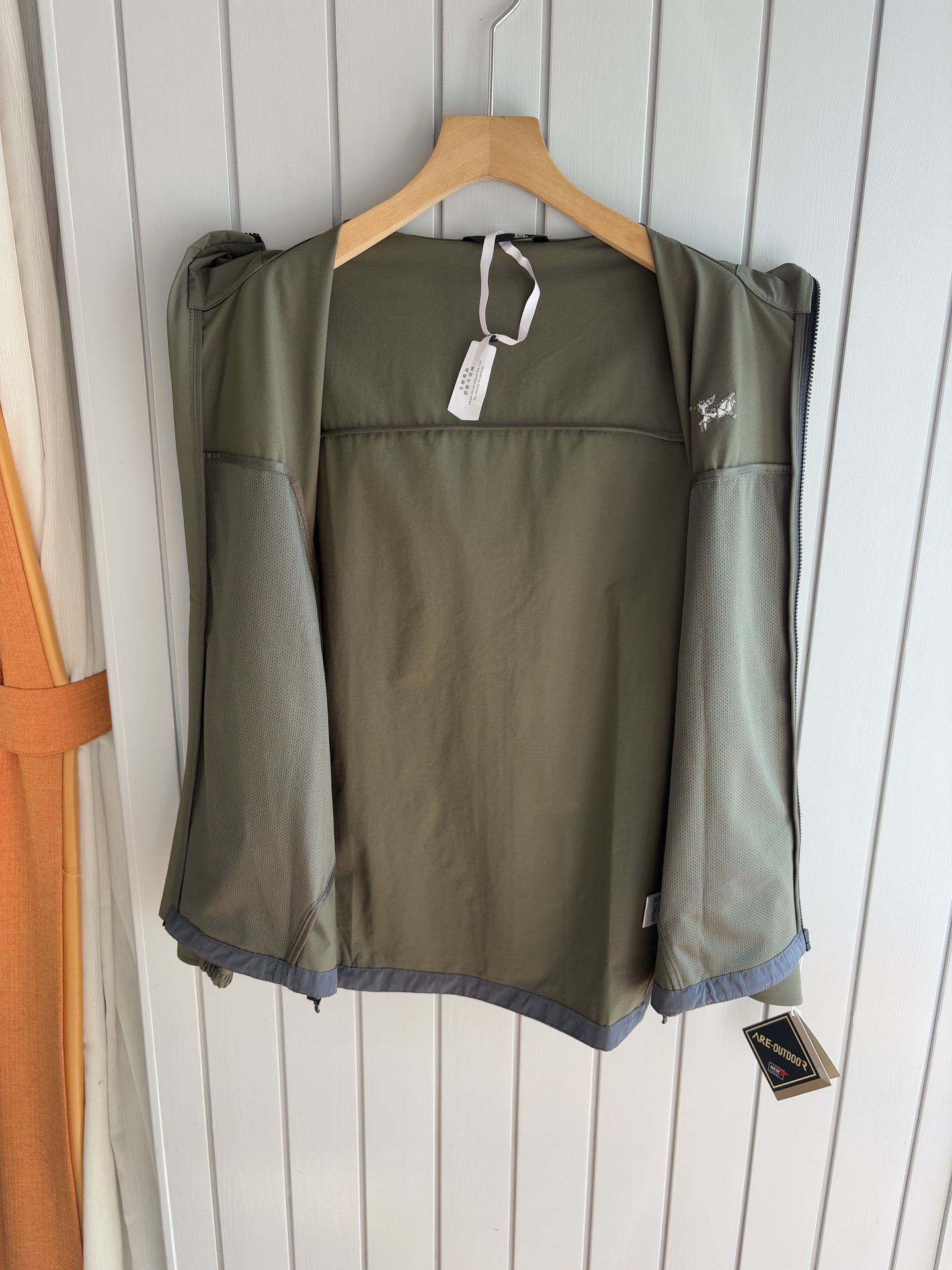 爆款 顶配 Beta SL冲锋衣是一款专为户外探险设计的高性能外套。采用GORE-TEX 面料。具备卓越