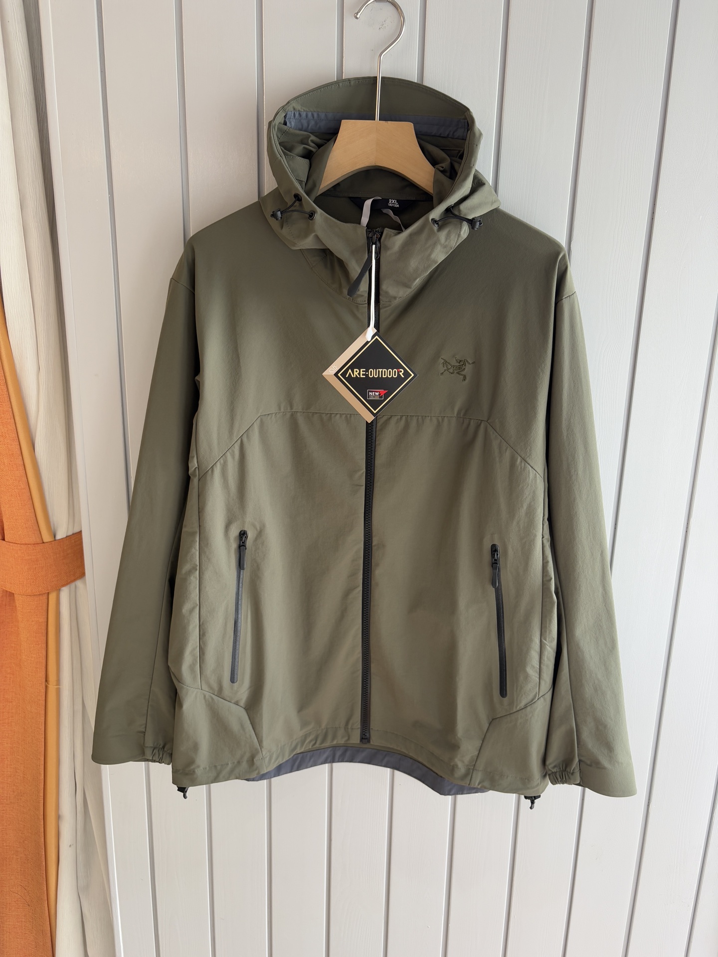 NO:573770,The top-of-the-line Beta SL Jacket is a high-performance jacket designed for outdoor adventures. It is made of GORE-TEX fabric. It has excellent waterproof and breathable performance to ensure that you can still stay dry and comfortable in bad weather. Its high-quality design makes it easy to carry, very suitable for long-term hiking and travel. The new color of Beta SL is not only fashionable and eye-catching, but also increases visibility and improves safety during outdoor activities. The unique StormHood hood design provides comprehensive head protection without affecting the field of vision.  The armpit zipper design enhances breathability and prevents overheating. Whether you are climbing, hiking or daily commuting, the Arc'teryx Beta SL redwood jacket is your indispensable ideal choice. Color black; green Size L-4XL, arc'teryx, jackets & coats, hats, alexander   wang19860909爆款 顶配 Beta SL冲锋衣是一款专为户外探险设计的高性能外套. 采用GORE-TEX 面料. 具备卓越的防水透气性能,确保在恶劣天气下依然保持干爽舒适. 其高质量设计使其便于携带,非常适合长时间的徒步和旅行. Beta SL新色不仅时尚亮眼,还增加了户外活动中的可见性,提升安全性.独特的 StormHood帽兜设计,提供全面的头部保护,同时不影响视野. 腋下拉链设计增强了透气性,防止过热.无论是登山、徒步还是日常通勤,始祖鸟Beta SL红杉色冲锋衣都是您不可或缺的理想选择. 颜色黑色；绿色 尺码L-4XL,arc'teryx,jackets & coats,hats,alexander wang,Men's clothing