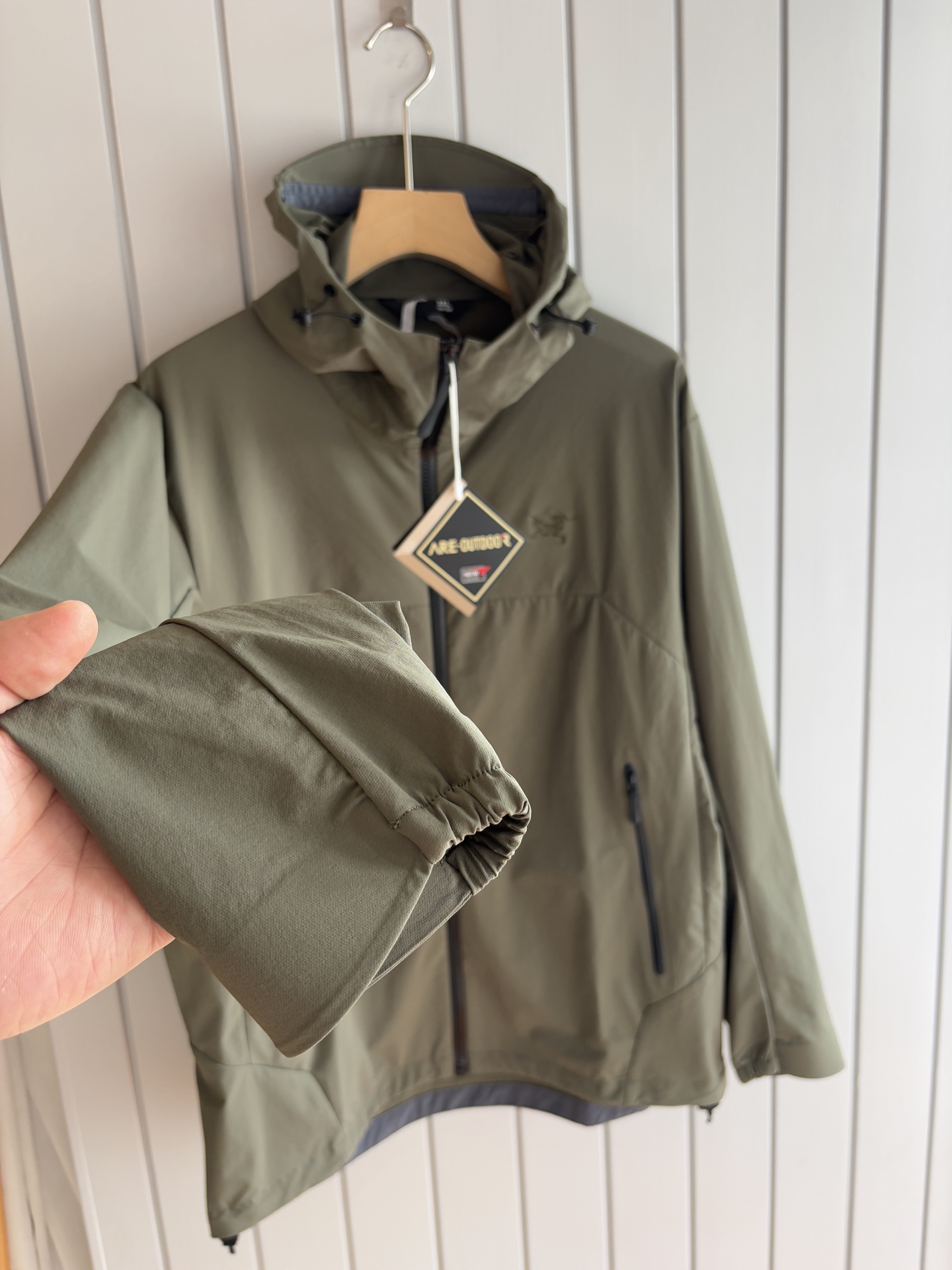 爆款 顶配 Beta SL冲锋衣是一款专为户外探险设计的高性能外套。采用GORE-TEX 面料。具备卓越