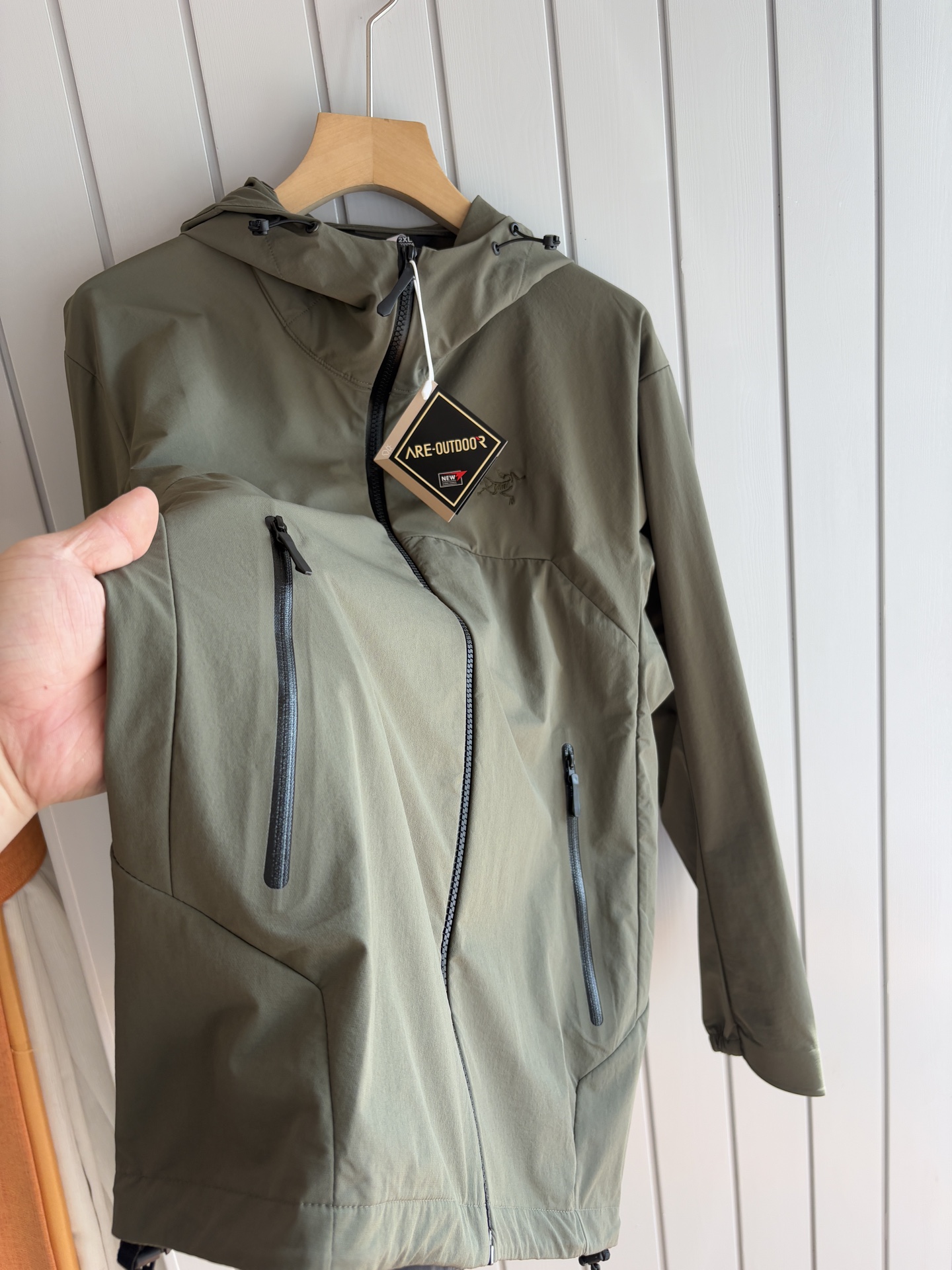 爆款 顶配 Beta SL冲锋衣是一款专为户外探险设计的高性能外套。采用GORE-TEX 面料。具备卓越