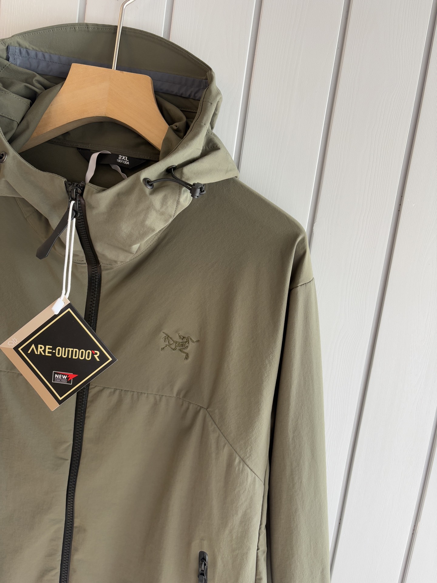 爆款 顶配 Beta SL冲锋衣是一款专为户外探险设计的高性能外套。采用GORE-TEX 面料。具备卓越