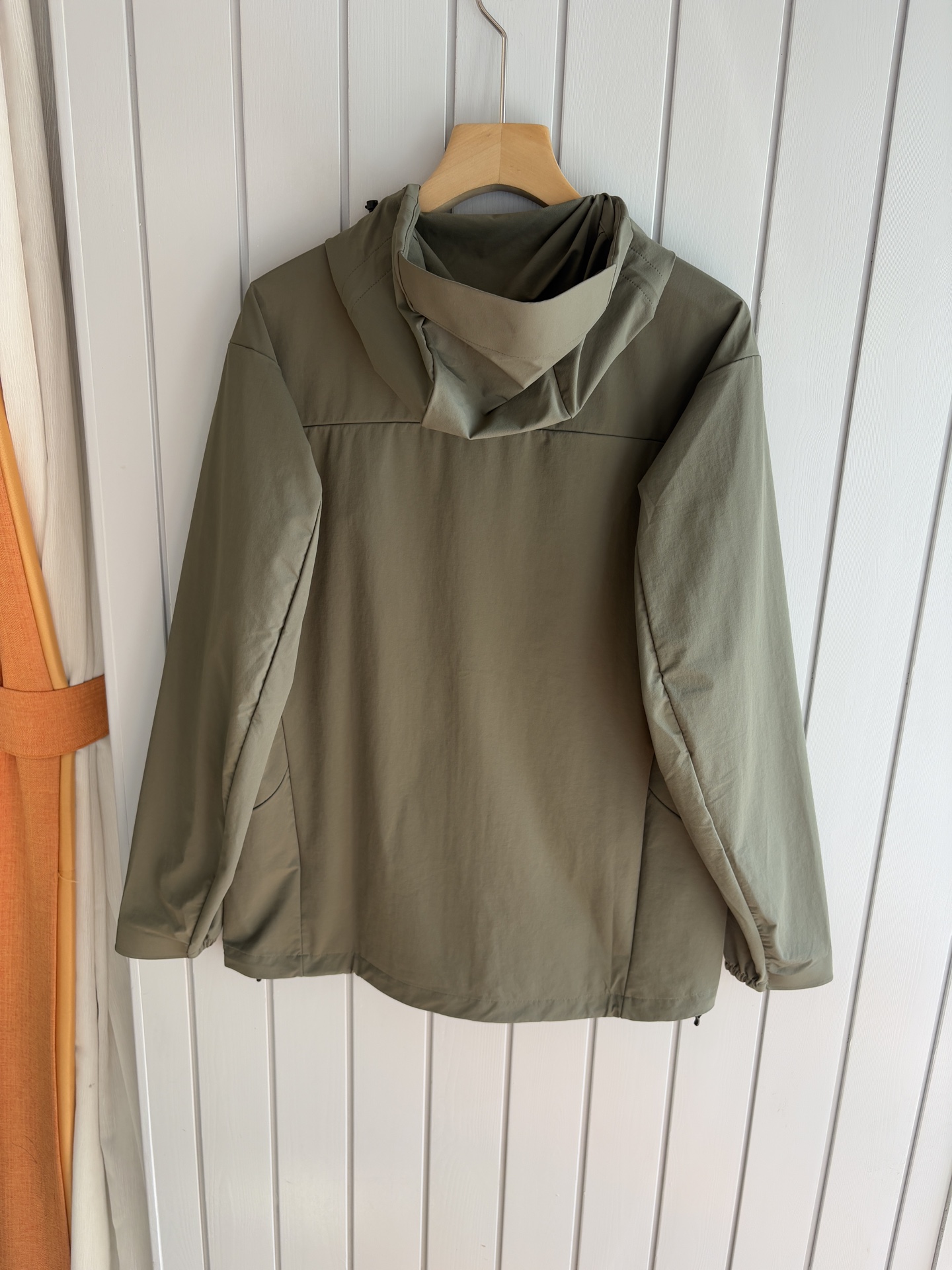 爆款 顶配 Beta SL冲锋衣是一款专为户外探险设计的高性能外套。采用GORE-TEX 面料。具备卓越