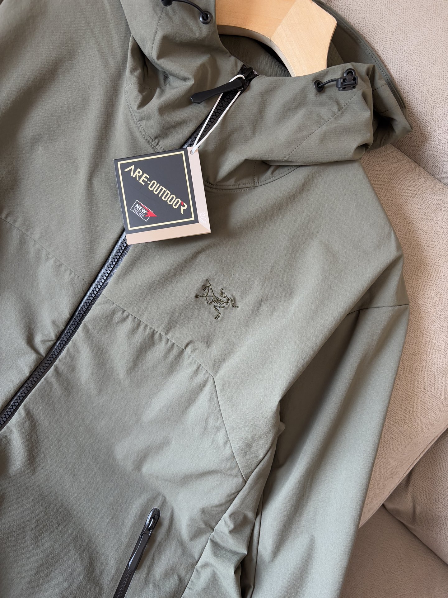 爆款 顶配 Beta SL冲锋衣是一款专为户外探险设计的高性能外套。采用GORE-TEX 面料。具备卓越