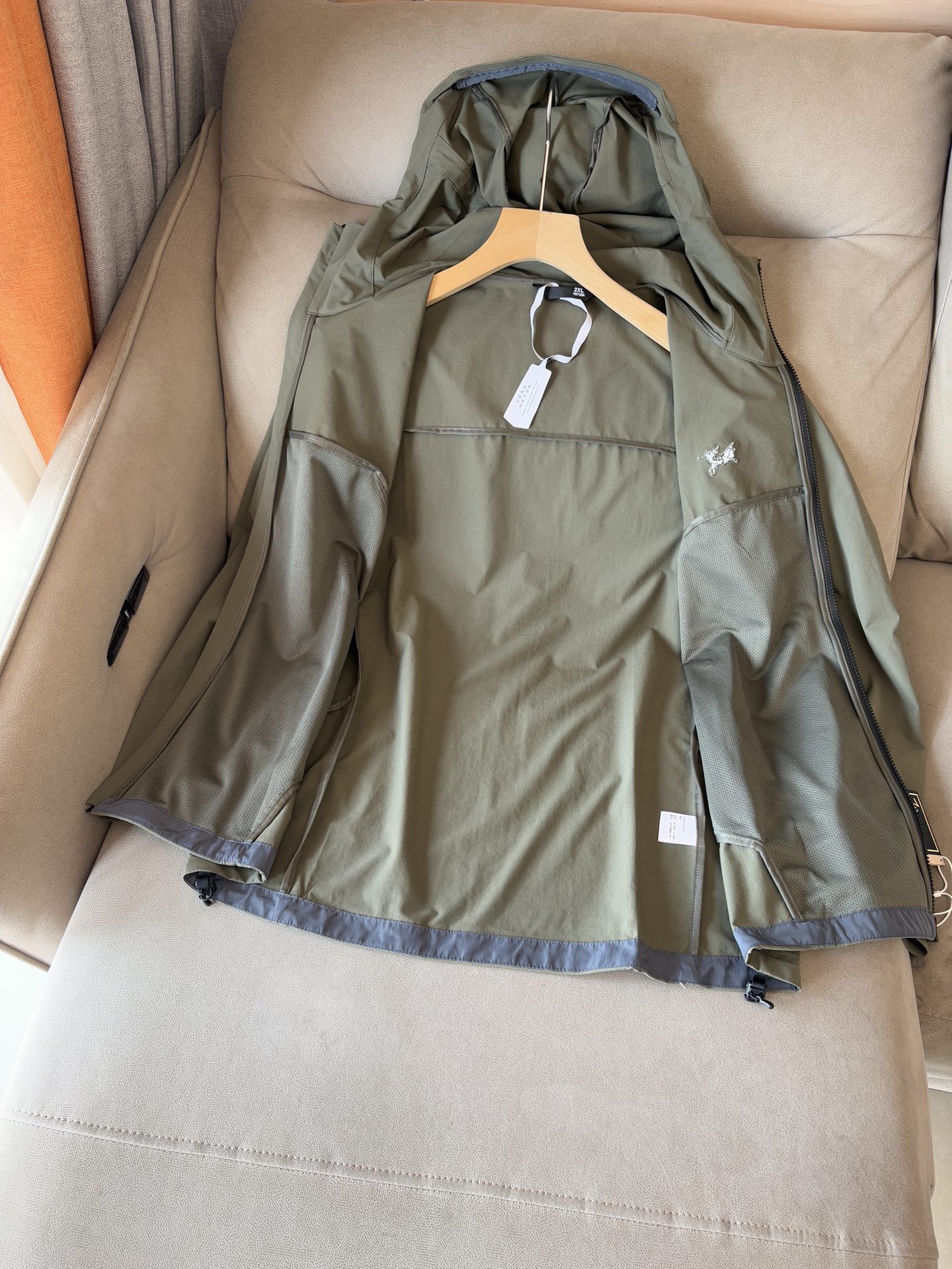 爆款 顶配 Beta SL冲锋衣是一款专为户外探险设计的高性能外套。采用GORE-TEX 面料。具备卓越