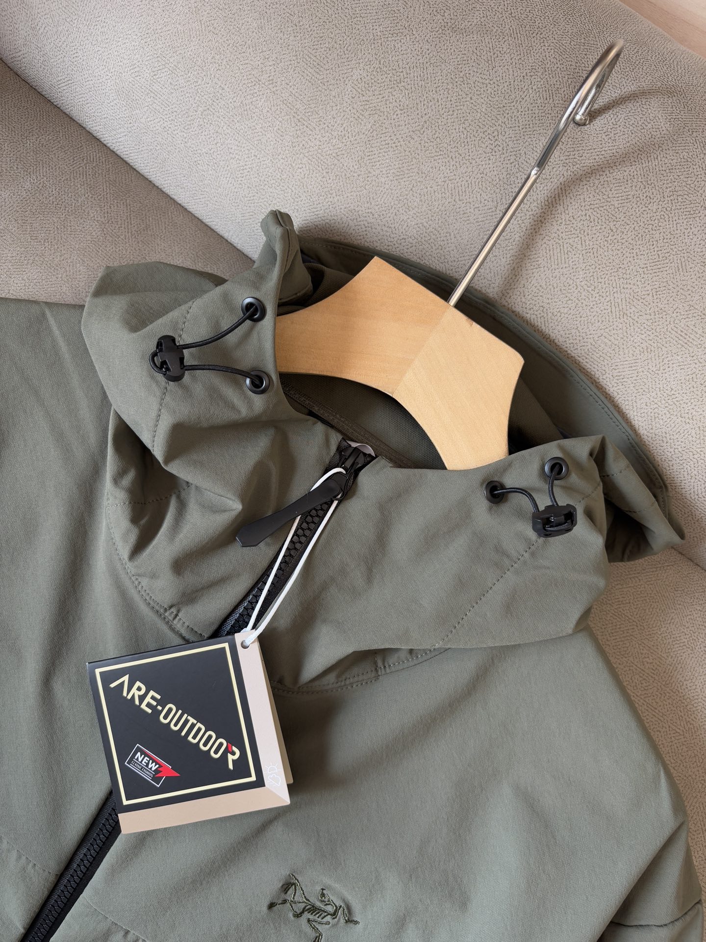 爆款 顶配 Beta SL冲锋衣是一款专为户外探险设计的高性能外套。采用GORE-TEX 面料。具备卓越