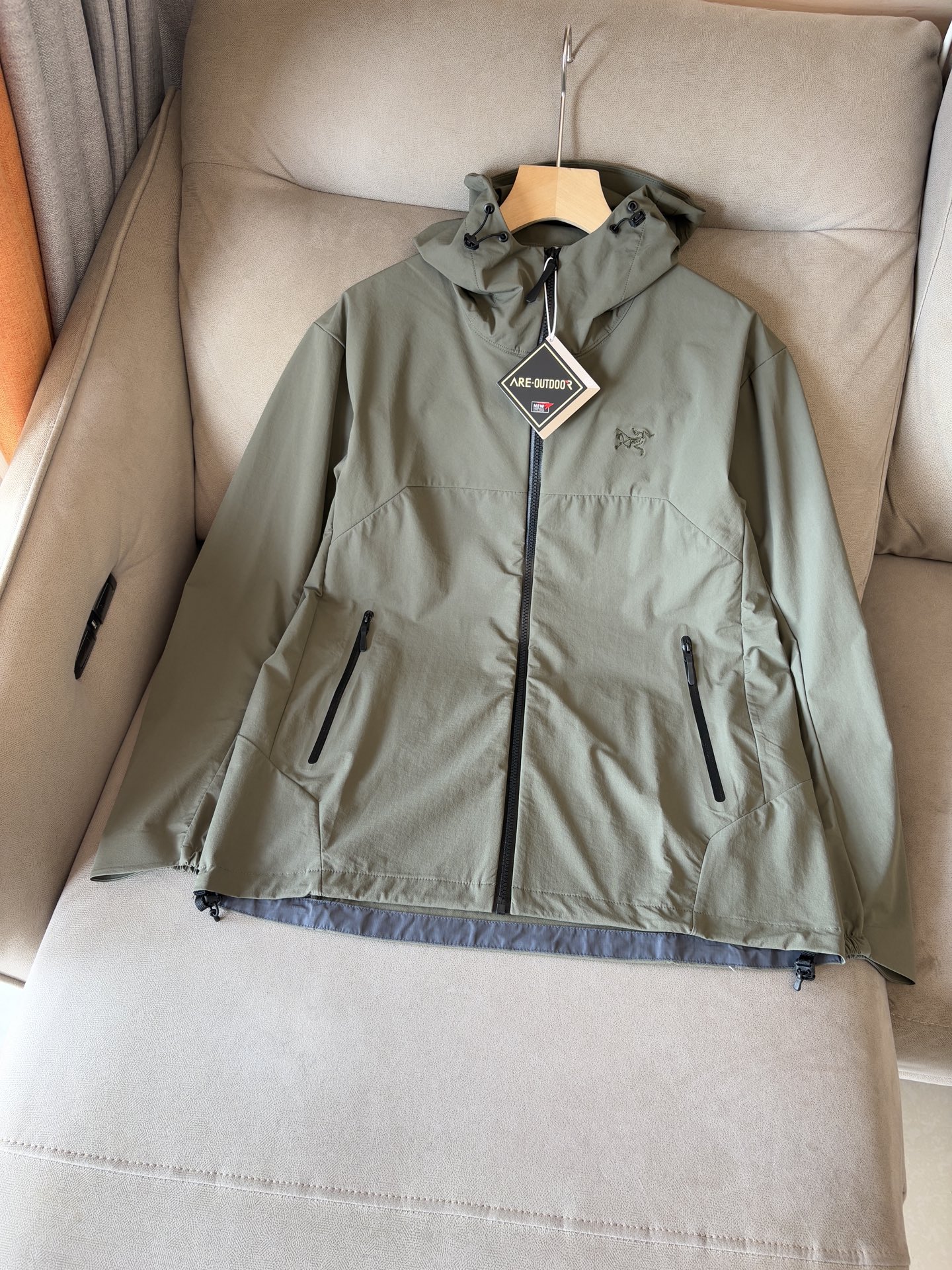 爆款 顶配 Beta SL冲锋衣是一款专为户外探险设计的高性能外套。采用GORE-TEX 面料。具备卓越