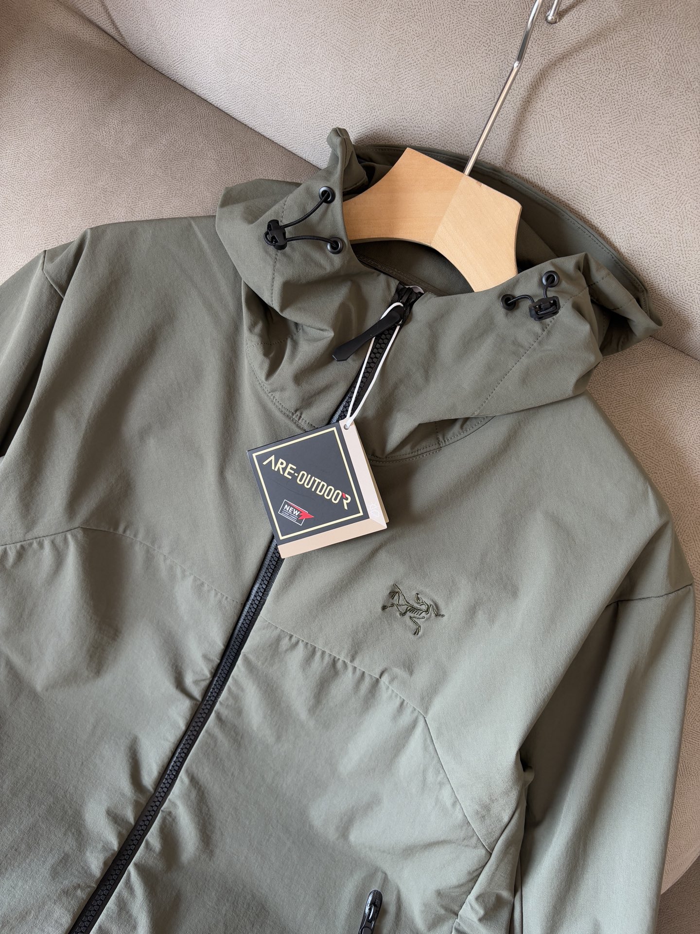 爆款 顶配 Beta SL冲锋衣是一款专为户外探险设计的高性能外套。采用GORE-TEX 面料。具备卓越