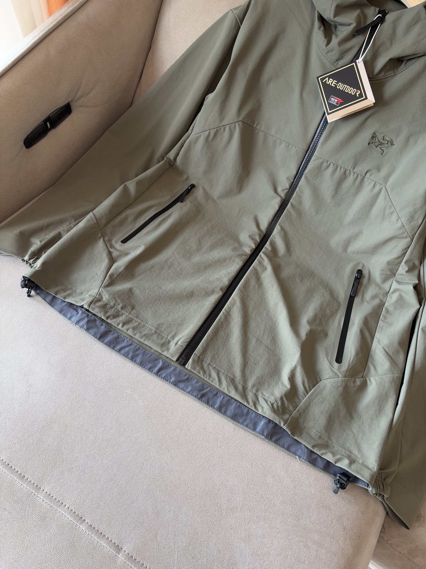 爆款 顶配 Beta SL冲锋衣是一款专为户外探险设计的高性能外套。采用GORE-TEX 面料。具备卓越