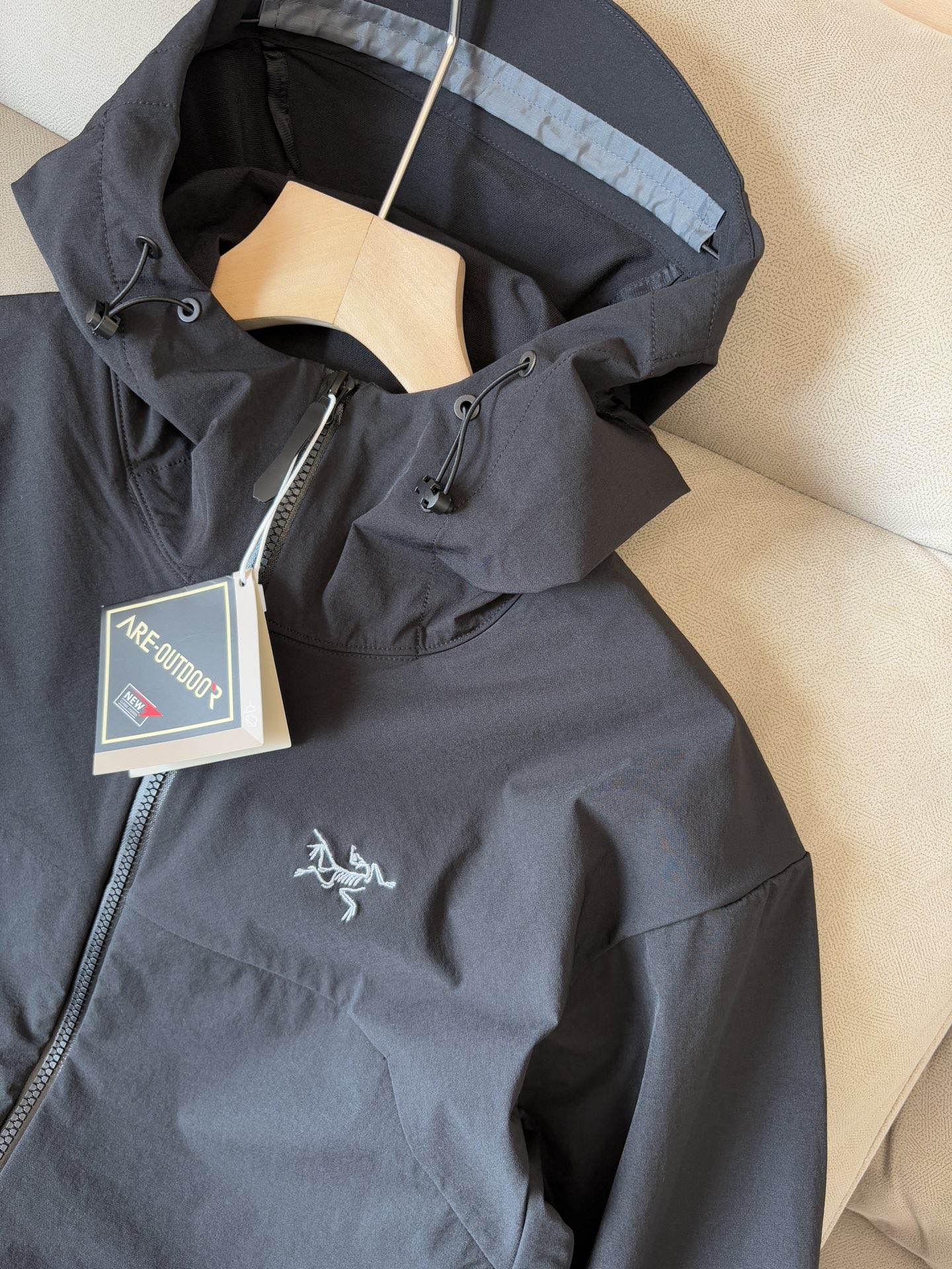 爆款 顶配 Beta SL冲锋衣是一款专为户外探险设计的高性能外套。采用GORE-TEX 面料。具备卓越