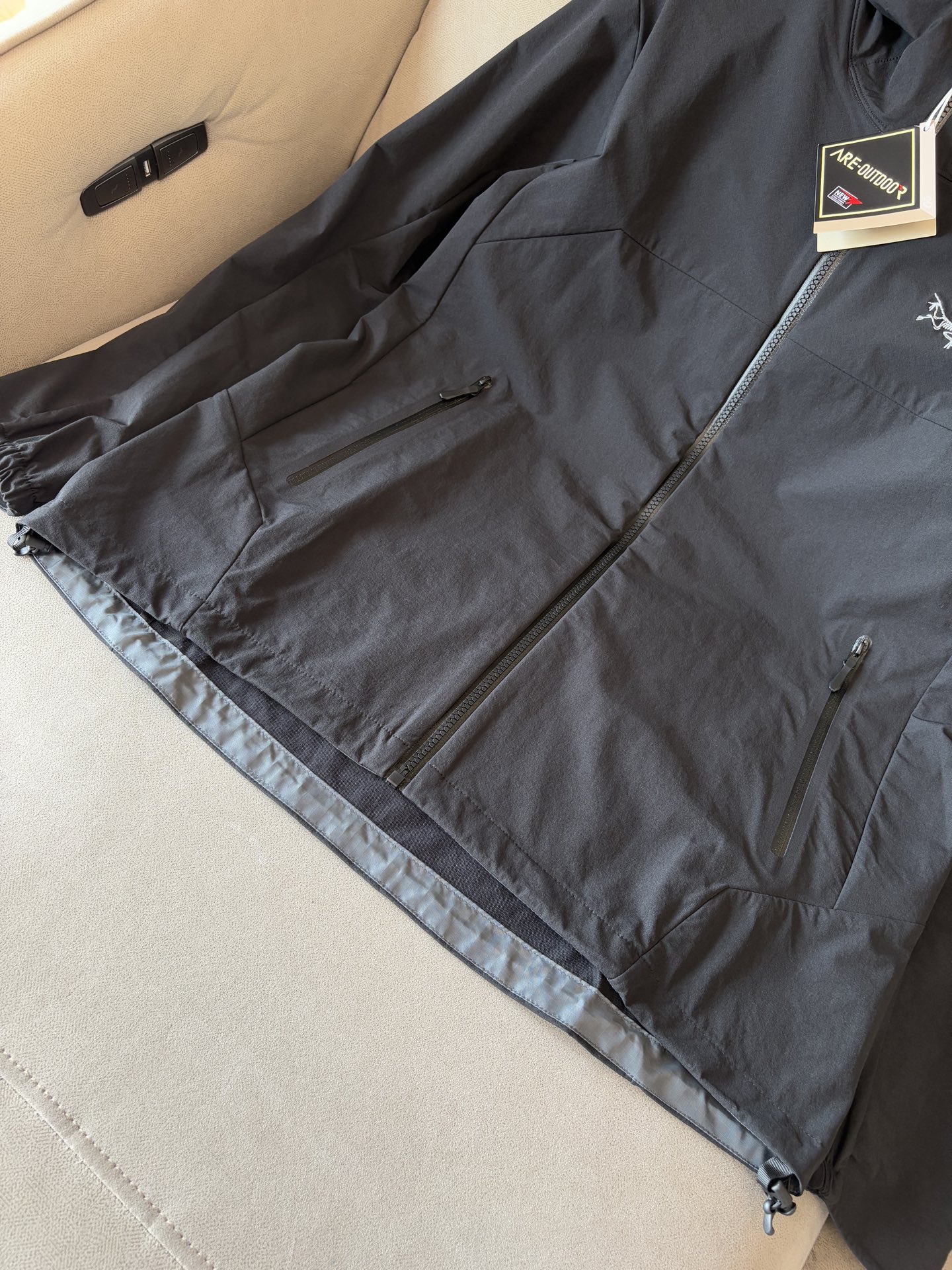 爆款 顶配 Beta SL冲锋衣是一款专为户外探险设计的高性能外套。采用GORE-TEX 面料。具备卓越