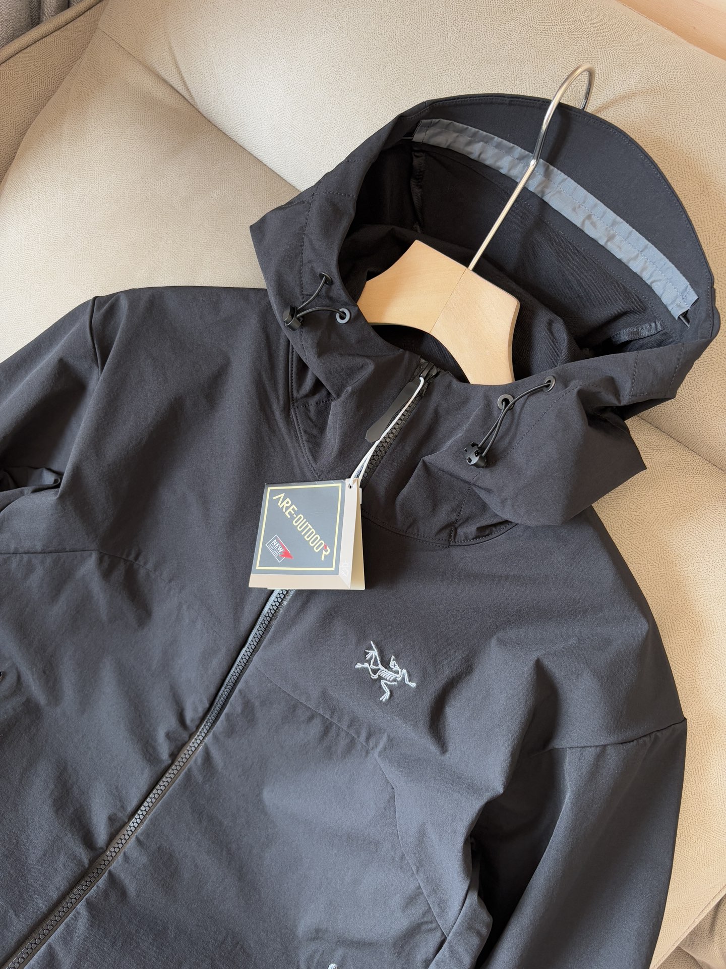 爆款 顶配 Beta SL冲锋衣是一款专为户外探险设计的高性能外套。采用GORE-TEX 面料。具备卓越